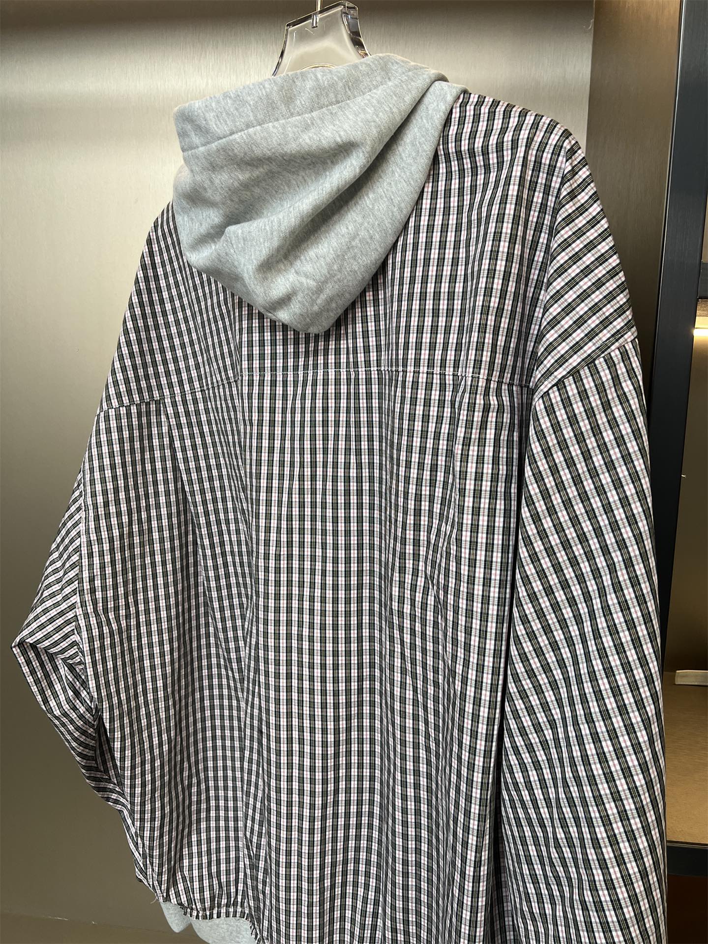 240💰
BALENCIAGA巴黎世家2025FW新款格子拼接连帽情侣休闲开衫
👑最高版本！面料采用高密格纹纺织 帽子拼接380克毛圈卫衣内里做了对色门禁针织布 巴黎定制拉链贝壳扣！
辅料：开模原版过鉴定领标➕100%真丝洗水标。正品代购级原版吊牌➕配套吊绳➕3D吊粒➕原版包装袋
工艺：原版一致走线！袖窿对版手法 最高版本！无数次的打版 百分百还原正品品相！
正确版本 男女同款 超级显眼 超级好看 超级大气！
颜色：格子
码数：S-XL（图九)
