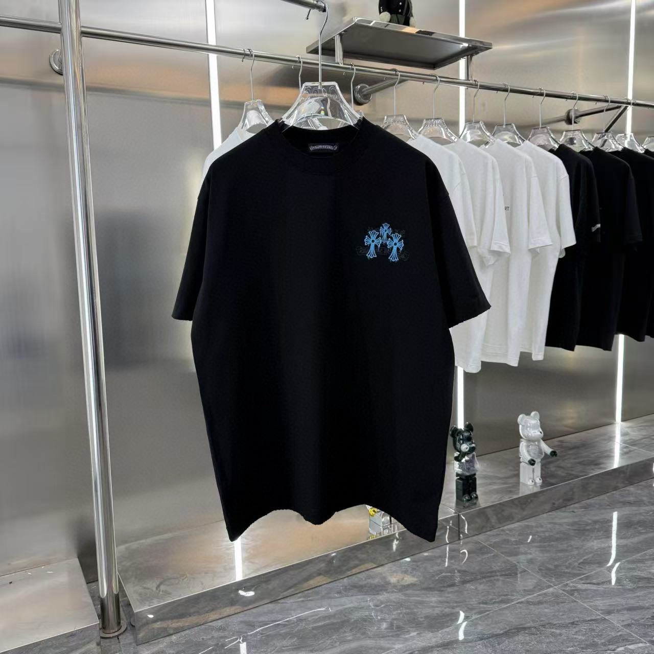 包邮 Chrome Hearts克罗心2026ss新款前后图案字母绣花情侣休闲短袖T恤 👑最高版本!定制面料290克双纱!前后图案字母绣花工艺设计! 辅料:开模原版过鉴定领标➕100%真丝洗水标.正品代购级原版吊牌➕配套吊绳➕3D吊粒➕原版包装袋 工艺:原版一致走线!袖窿对版手法 最高版本!无数次的打版 百分百还原正品品相! 正确版本 男女同款 超级显眼 超级好看 超级大气! 颜色:黑色 (图九)