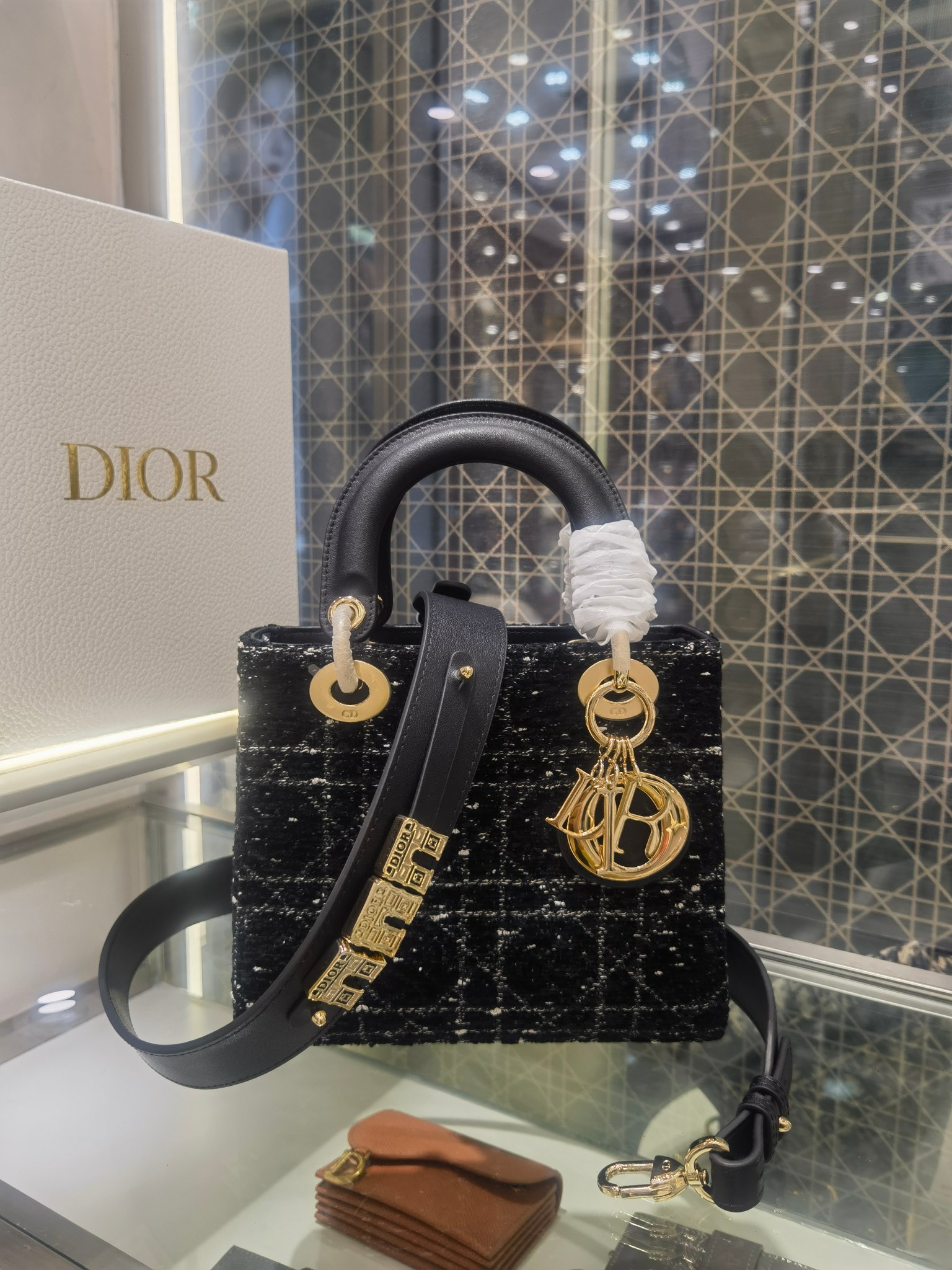 Lady Dior 四格 粗花黑布 牛皮 藤格纹 宽肩带 手袋