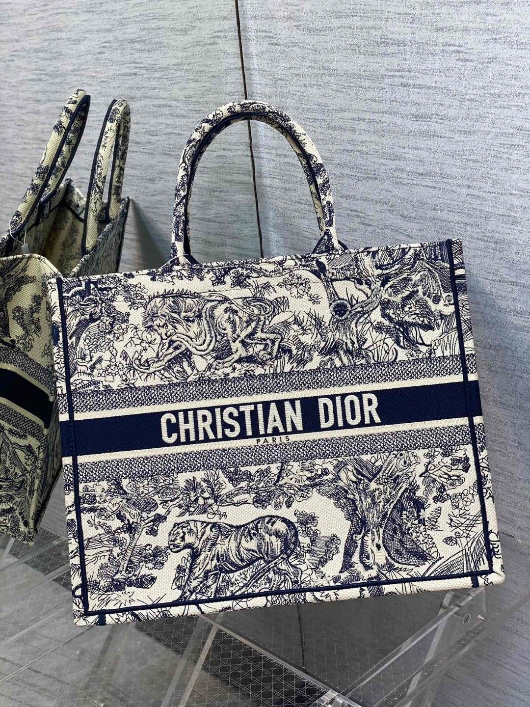 DIOR Book Tote сумка-тоут большого размера с вышивкой в виде синего тигра