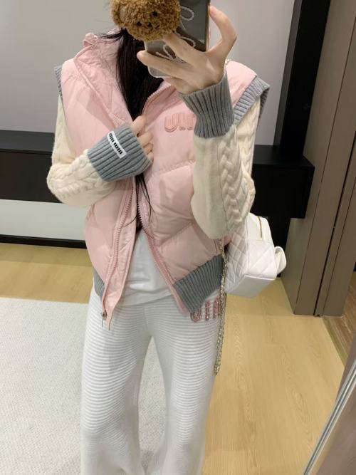 Miu Miu Down Vest 2025 Fall/Winter New, White Duck Down, Sweater Sleeve Design 1 Miu Miu Down Vest 2025 Fall/Winter New, White Duck Down, Sweater Sleeve Design