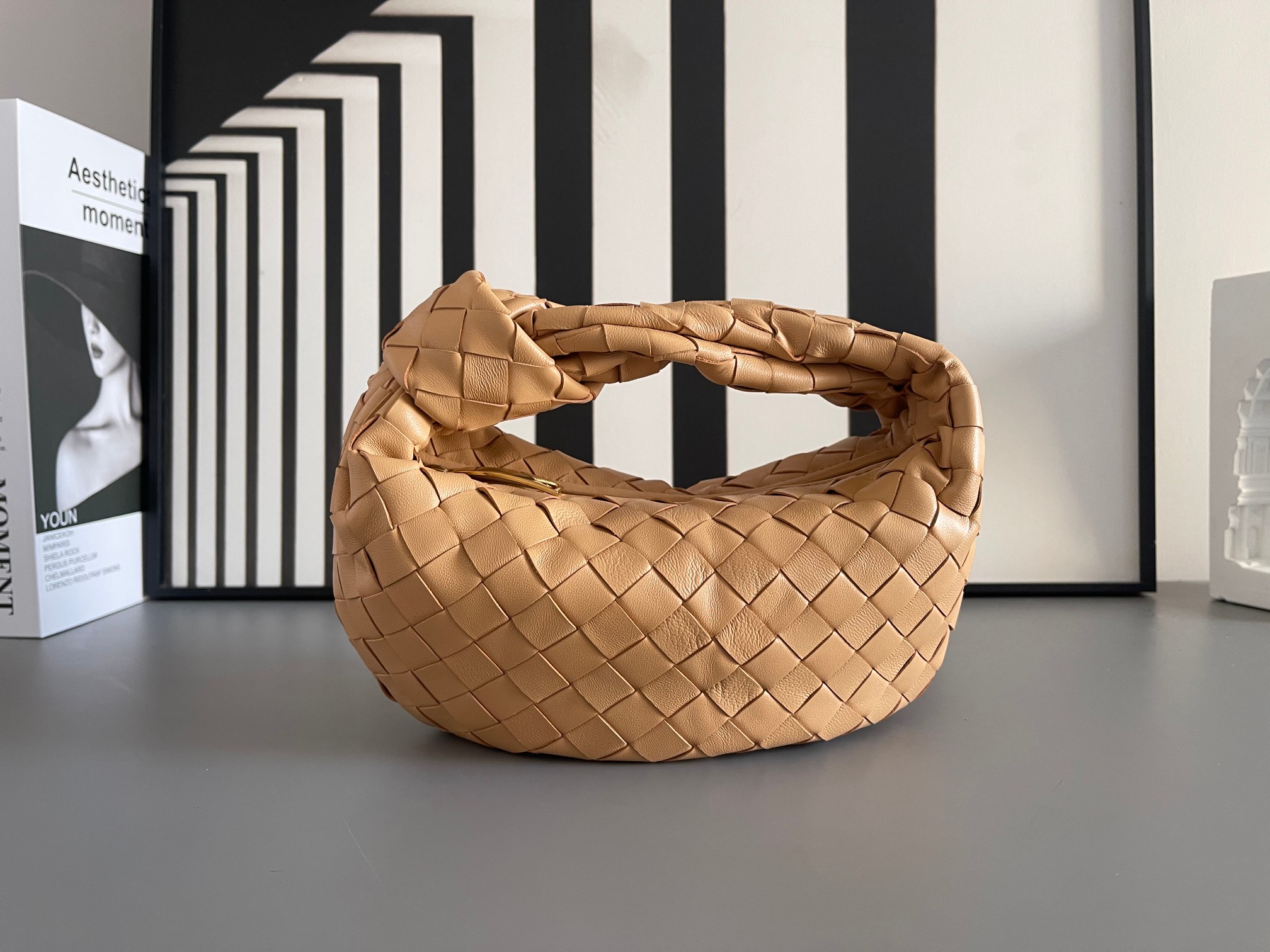 Bottega Veneta BV早春系列新品Mini Jodie 新做法是原有的基础上圆化边角 以 编织皮革打结圆形hobo包