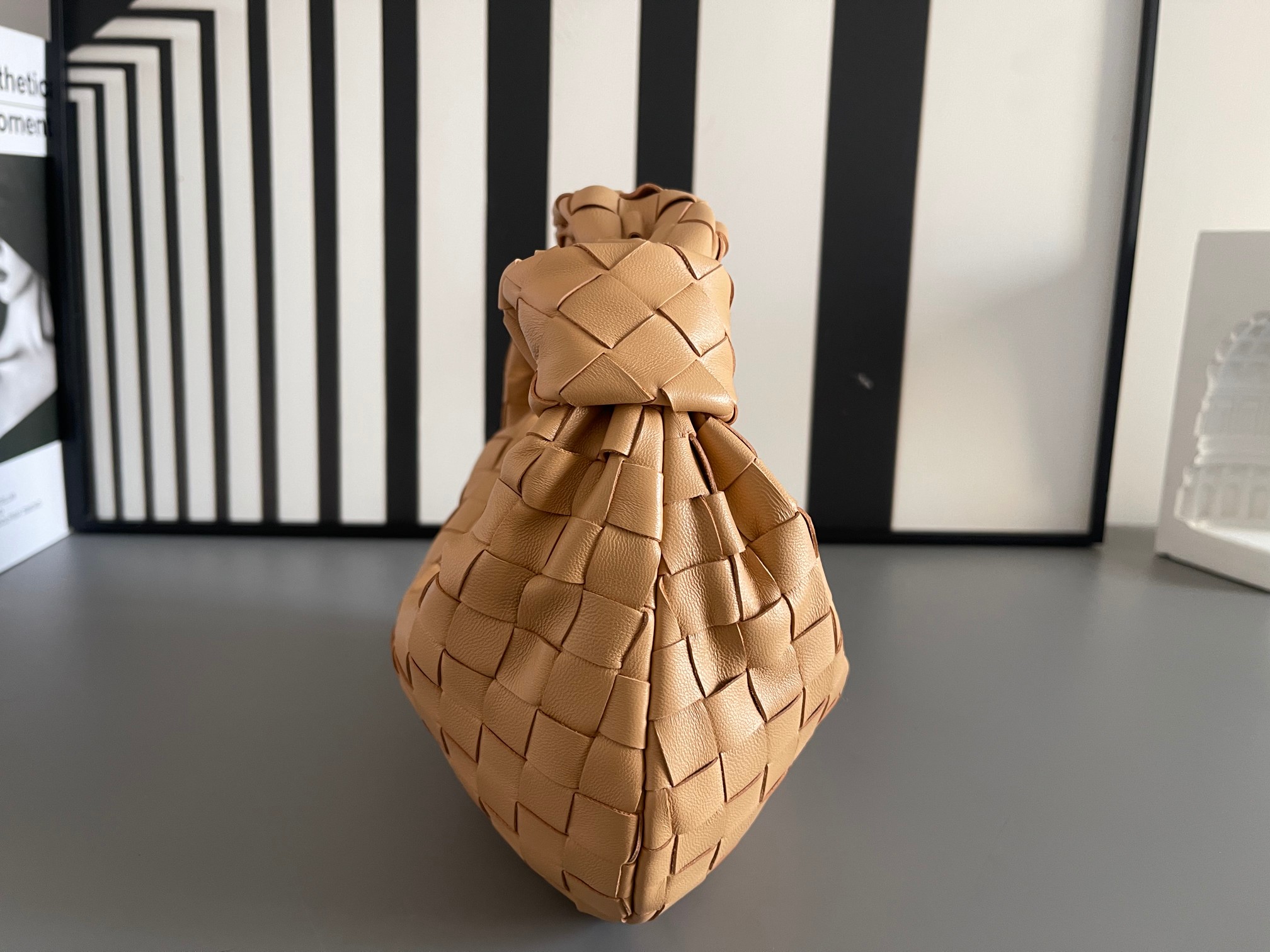 Bottega Veneta Bv's new early spring series Mini Jodie The new method is to round the corners on the original basis, and use classic woven leathe