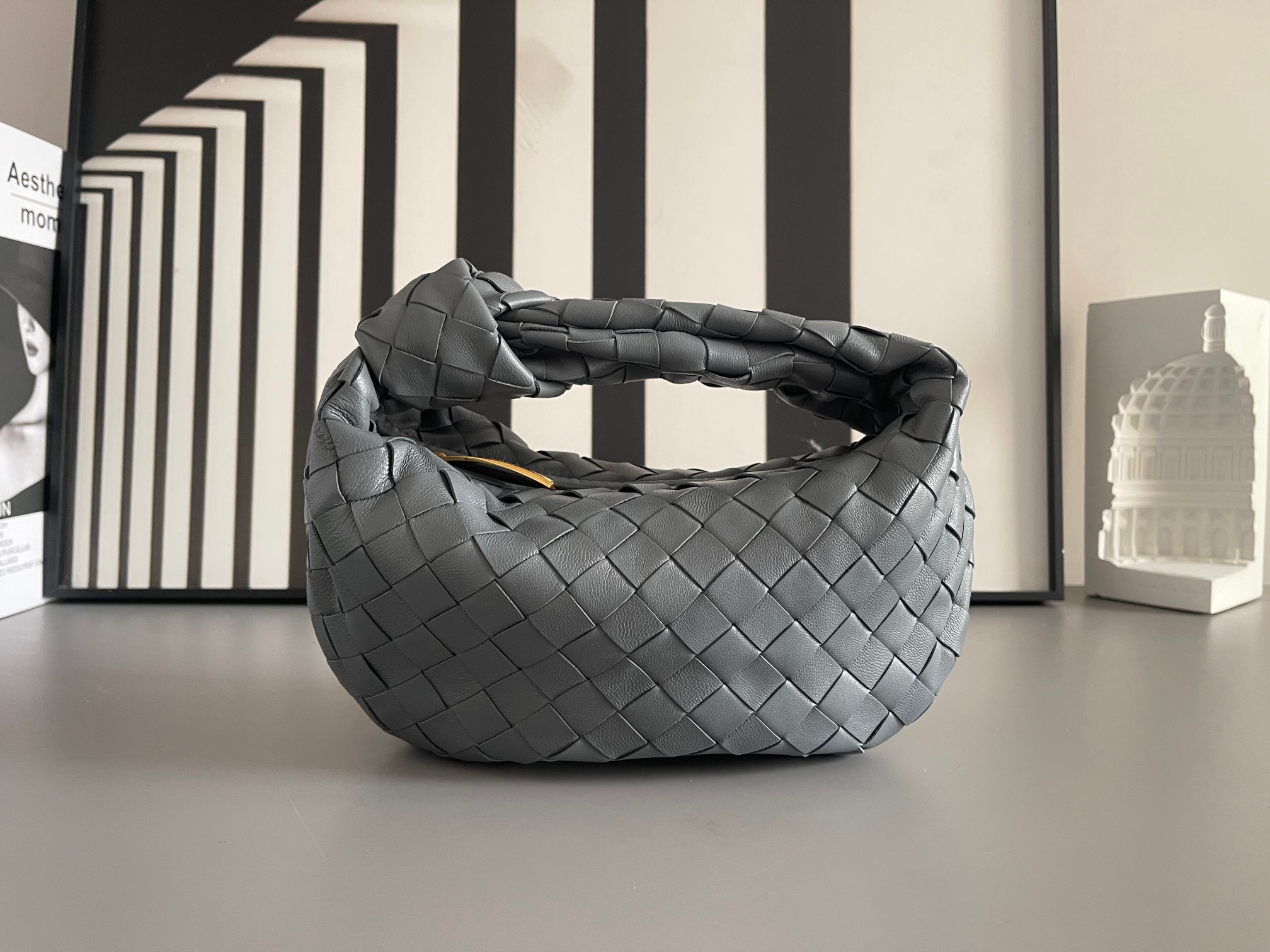 Bottega Veneta BV早春系列新品Mini Jodie 新做法是原有的基础上圆化边角 以 编织皮革打结圆形hobo包