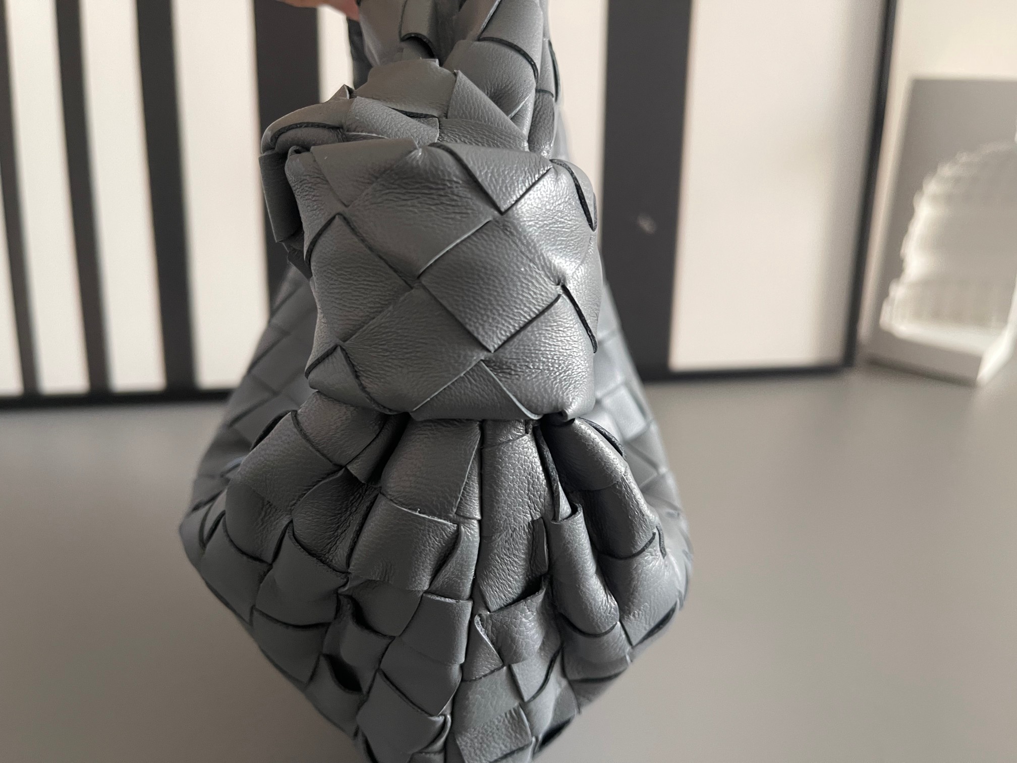 Bottega Veneta Bv's new early spring series Mini Jodie The new method is to round the corners on the original basis, and knot the classic woven l