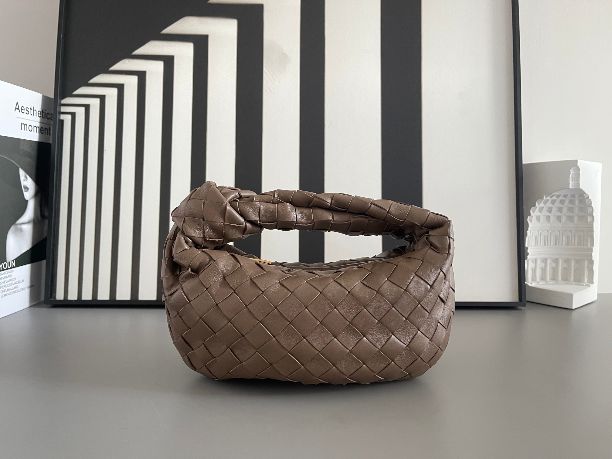 Bottega Veneta BV早春系列新品Mini Jodie 新做法是原有的基础上圆化边角 以 编织皮革打结圆形hobo包