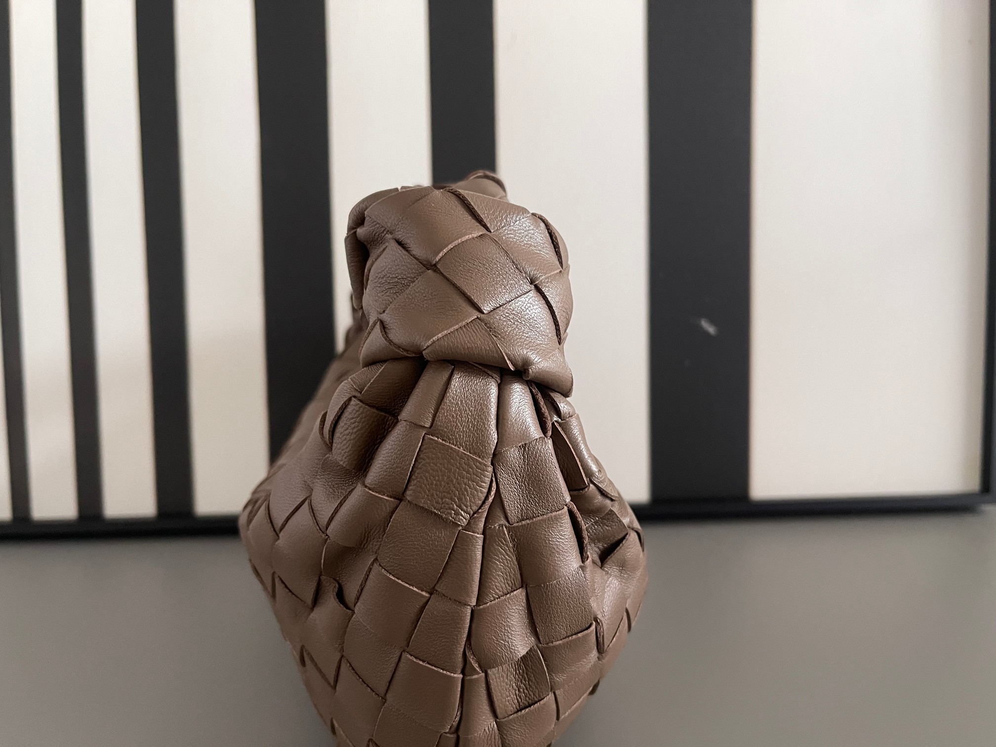 Bottega Veneta Bv's new early spring series Mini Jodie The new method is to round the corners on the original basis, and knot the classic woven l