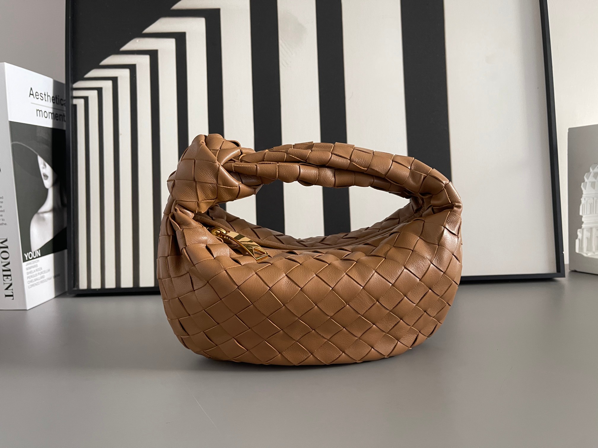 Bottega Veneta BV早春系列新品Mini Jodie 新做法是原有的基础上圆化边角 以 编织皮革打结圆形hobo包