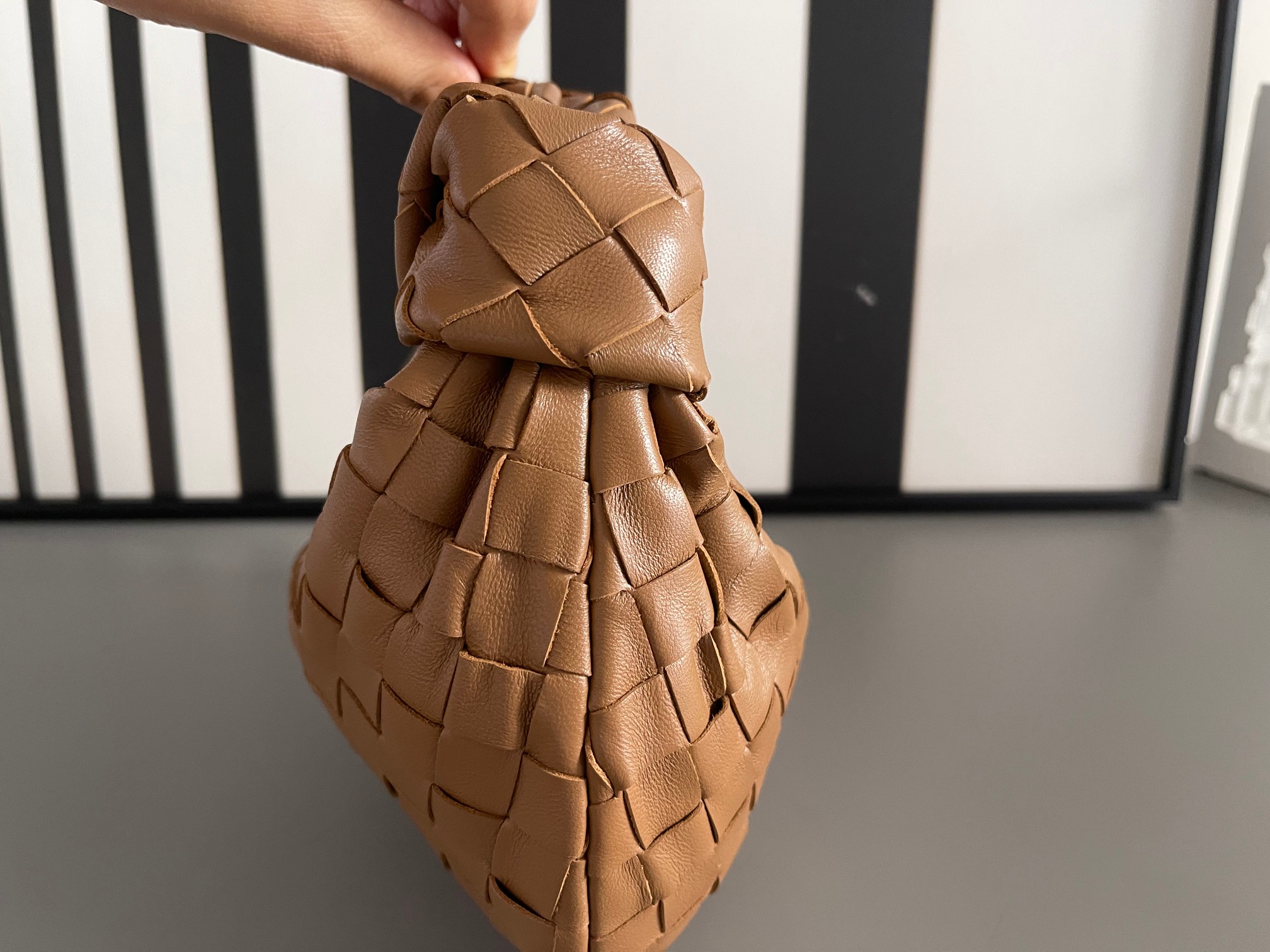 Bottega Veneta Bv's new early spring series Mini Jodie The new method is to round the corners on the original basis, and knot the classic woven l