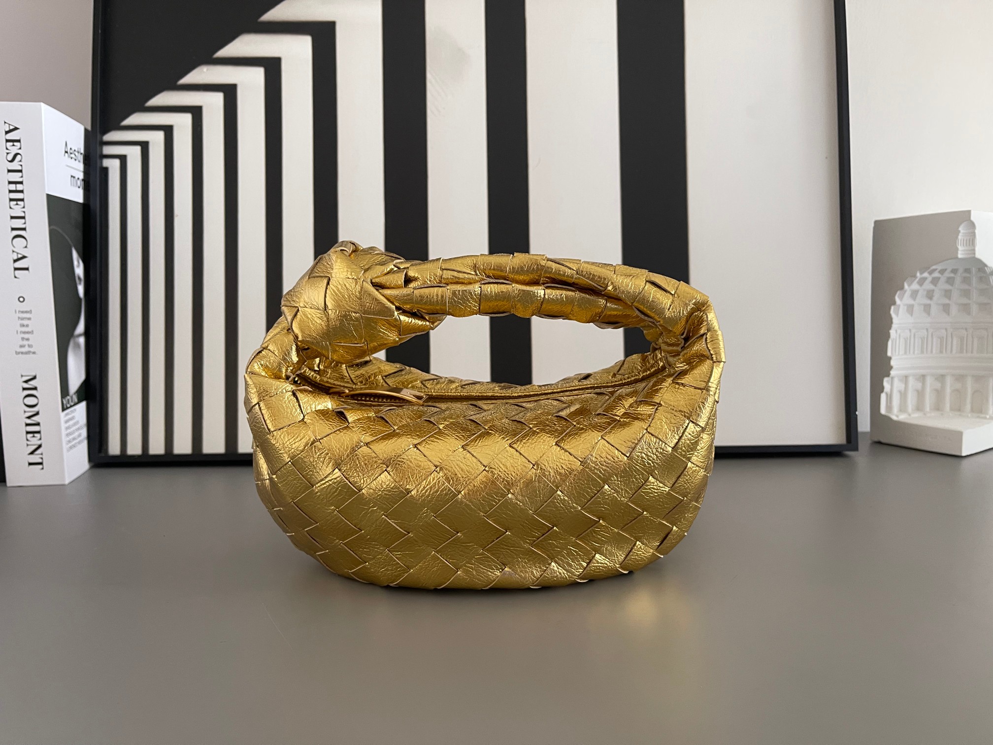 Bottega Veneta Bv's new early spring series Mini Jodie The new method is to round the corners on the original basis, and knot the classic woven l