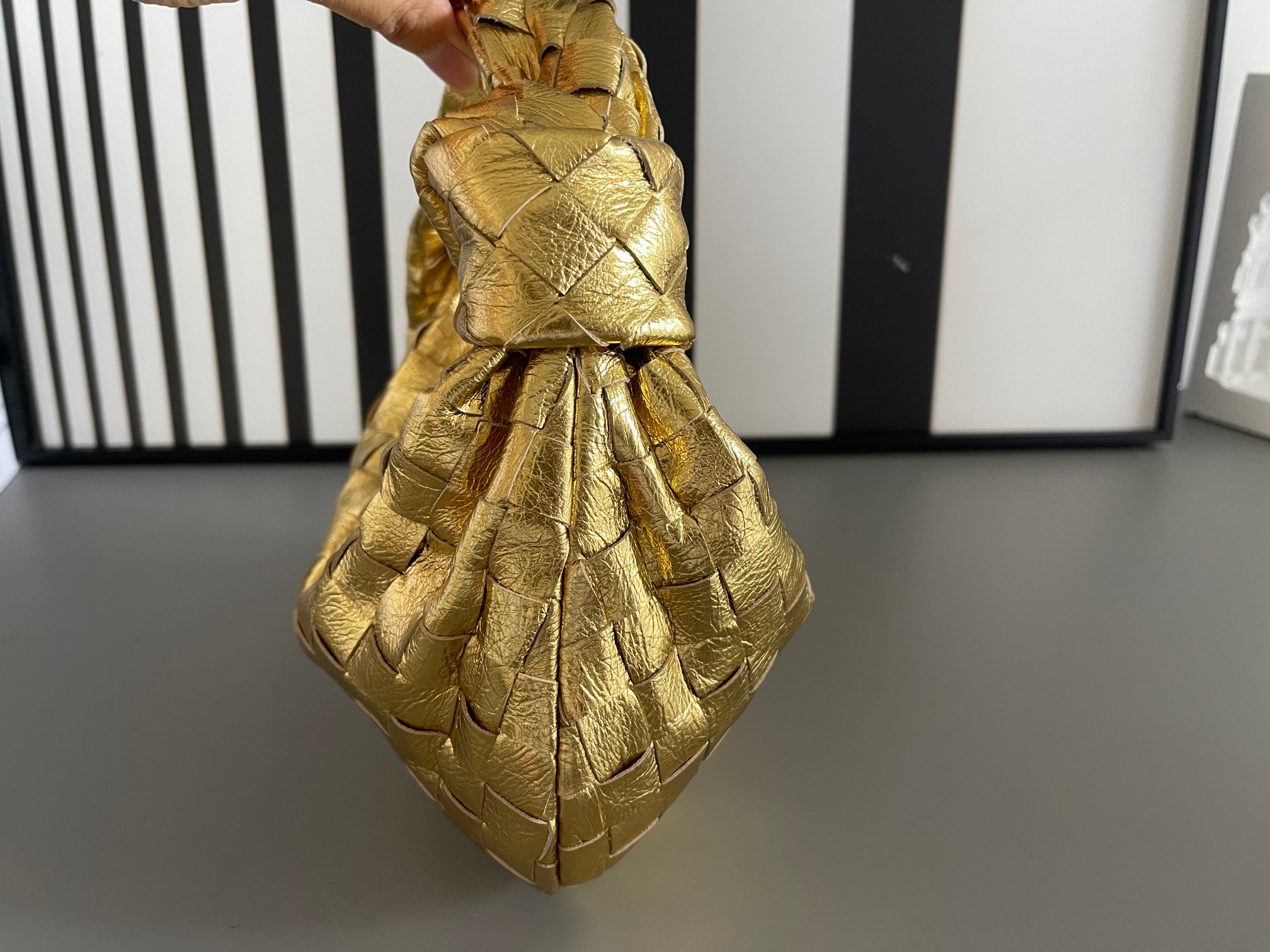 Bottega Veneta Bv's new early spring series Mini Jodie The new method is to round the corners on the original basis, and knot the classic woven l