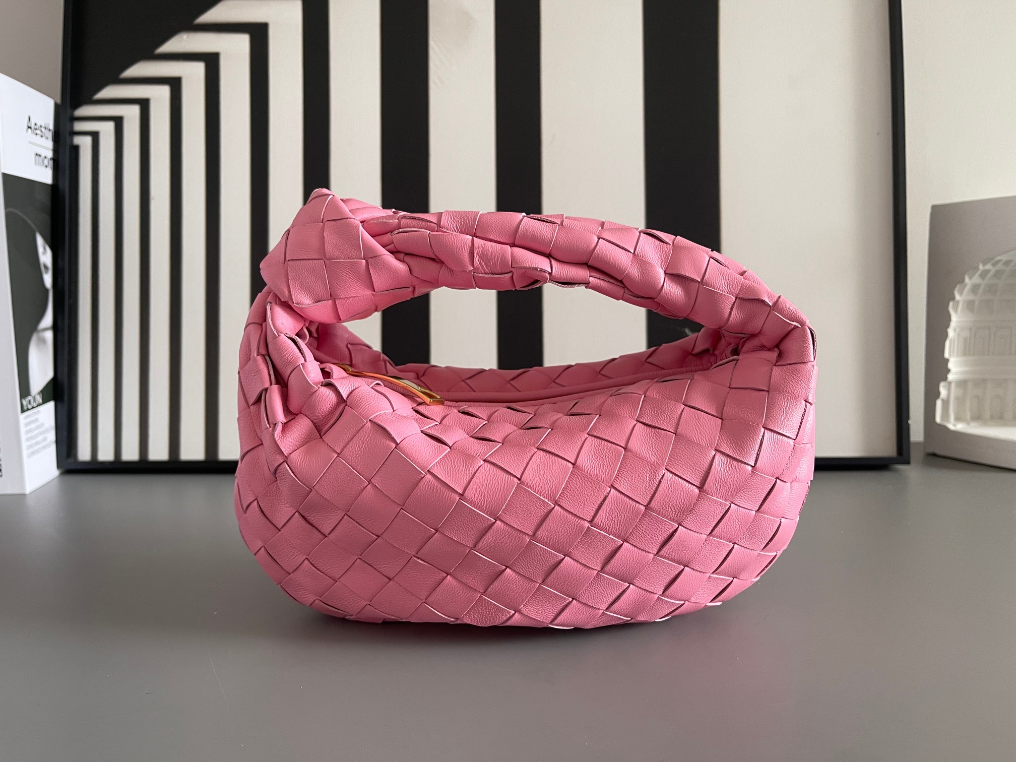 Bottega Veneta BV早春系列新品Mini Jodie 新做法是原有的基础上圆化边角 以 编织皮革打结圆形hobo包
