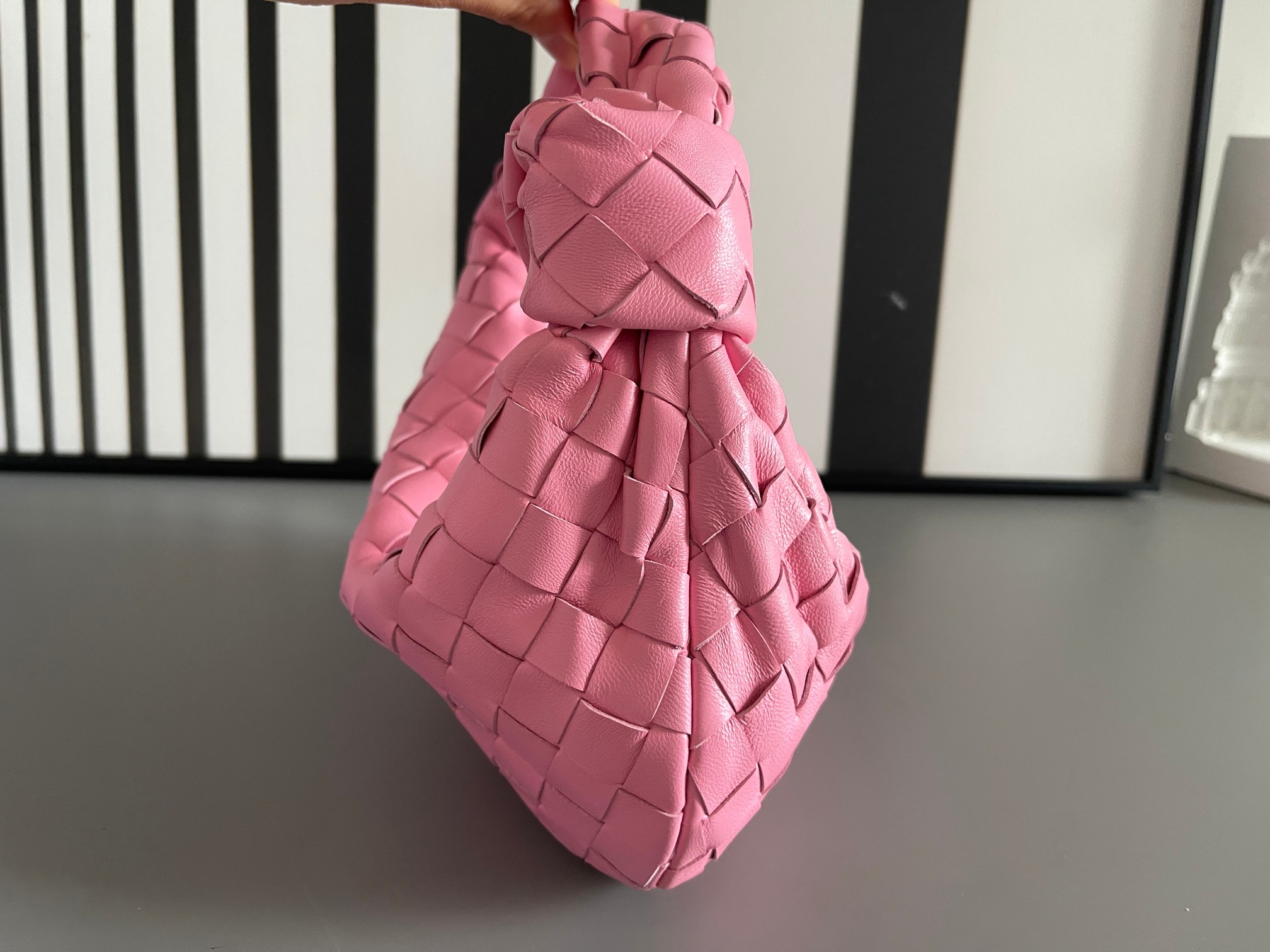 Bottega Veneta Bv's new early spring series Mini Jodie The new method is to round the corners on the original basis, and knot the classic woven l