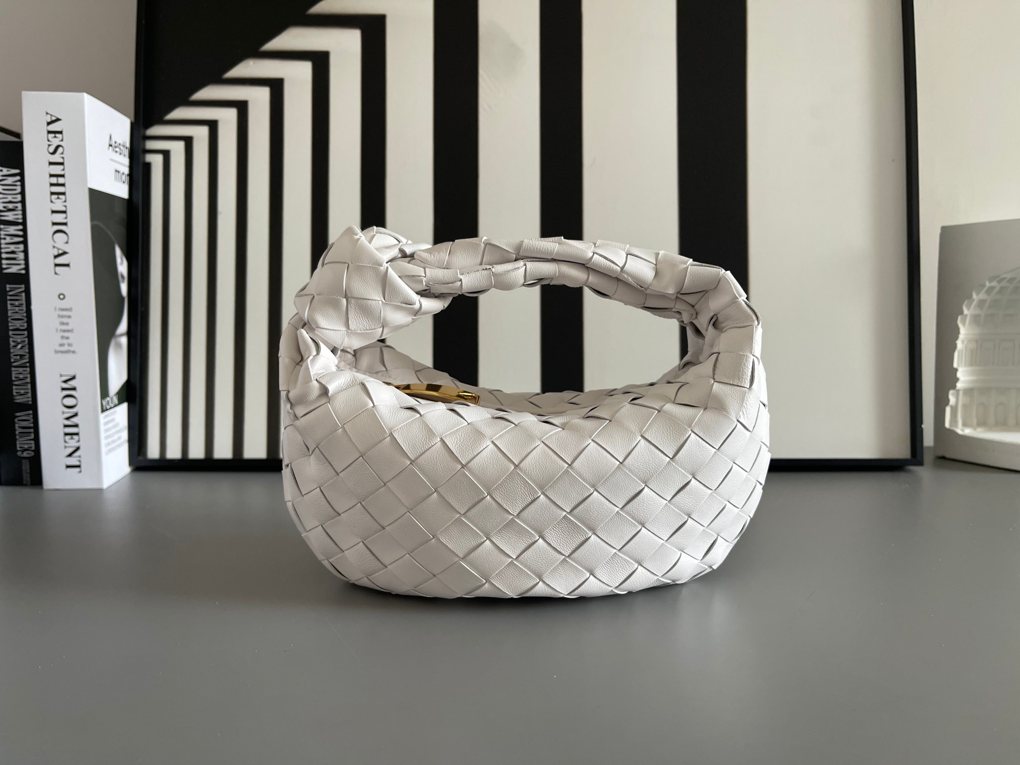 Bottega Veneta BV早春系列新品Mini Jodie 新做法是原有的基础上圆化边角 以 编织皮革打结圆形hobo包