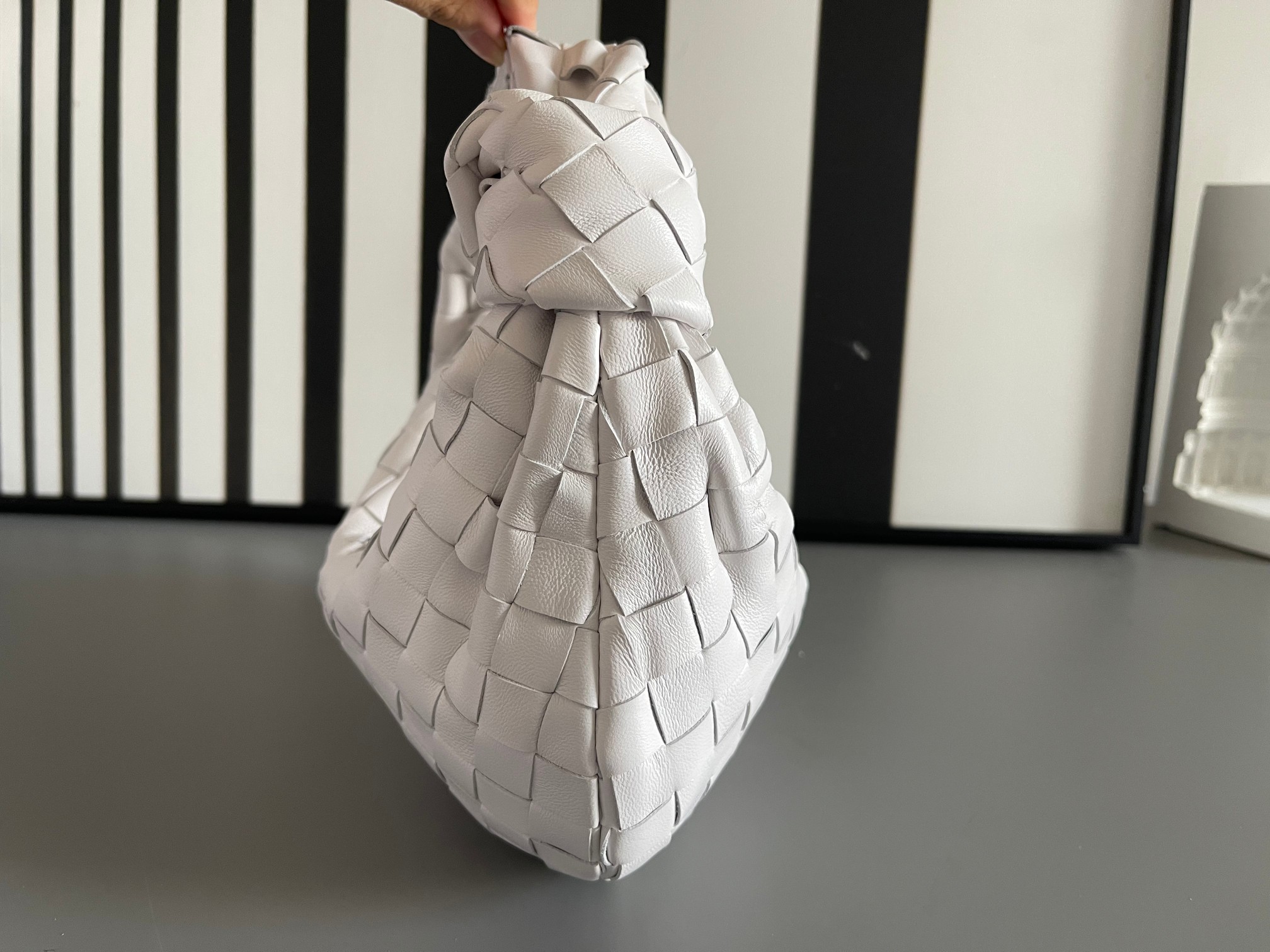 Bottega Veneta Bv's new early spring series Mini Jodie The new method is to round the corners on the original basis, and knot the classic woven l