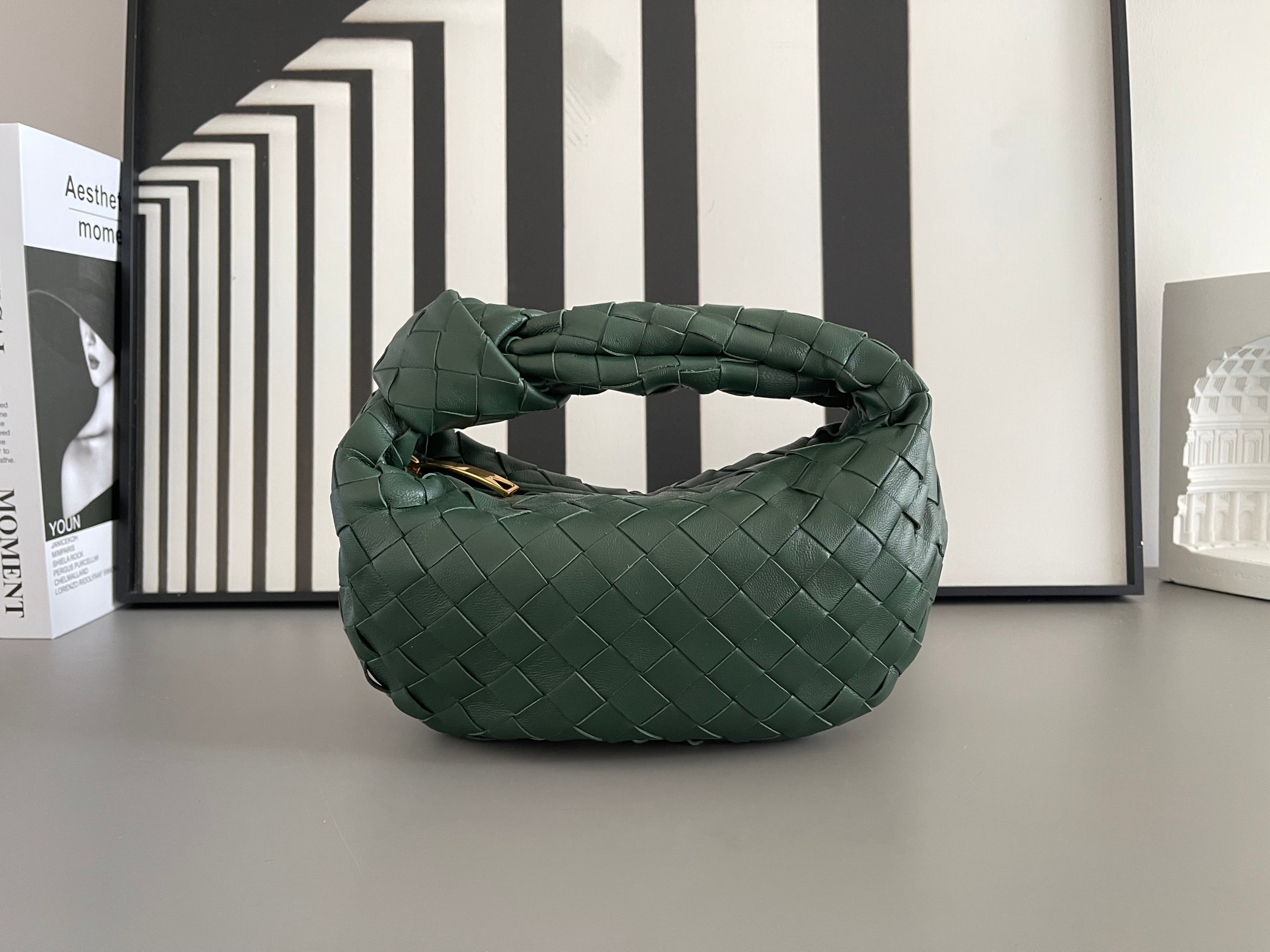 Bottega Veneta BV早春系列新品Mini Jodie 新做法是原有的基础上圆化边角 以 编织皮革打结圆形hobo包