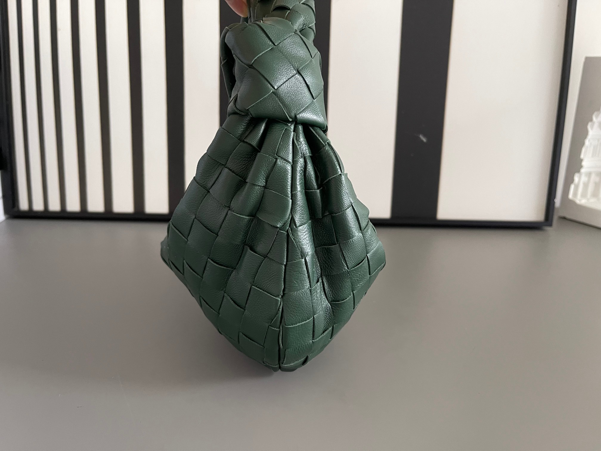 Bottega Veneta Bv's new early spring series Mini Jodie The new method is to round the corners on the original basis, and knot the classic woven l