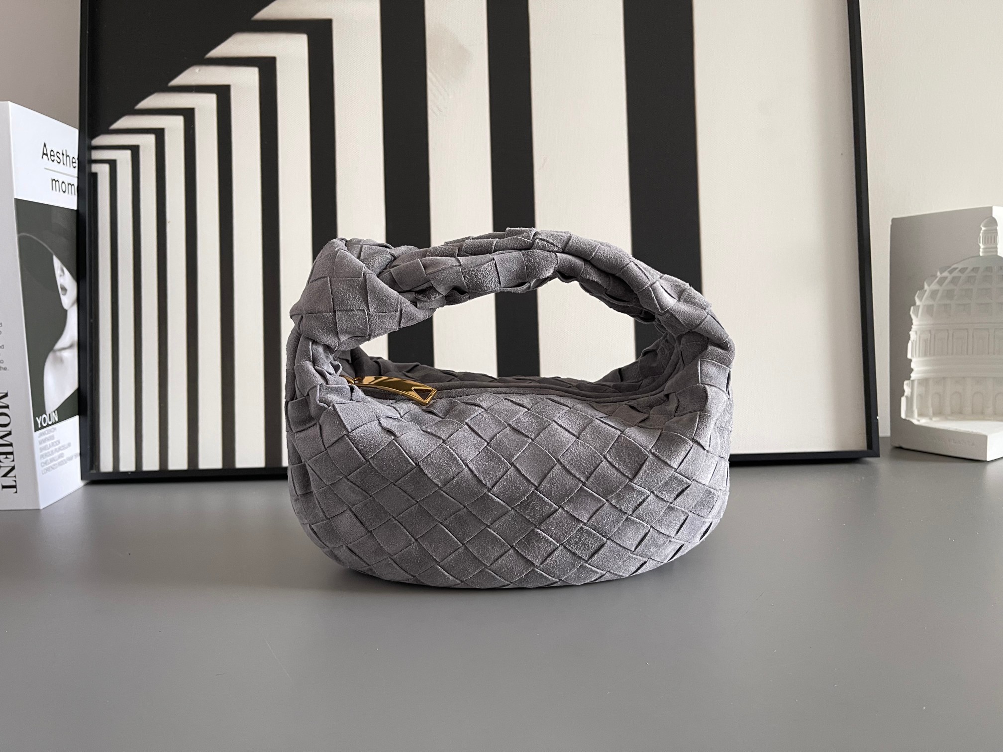 Bottega Veneta BV早春系列新品Mini Jodie 新做法是原有的基础上圆化边角 以 编织皮革打结圆形hobo包