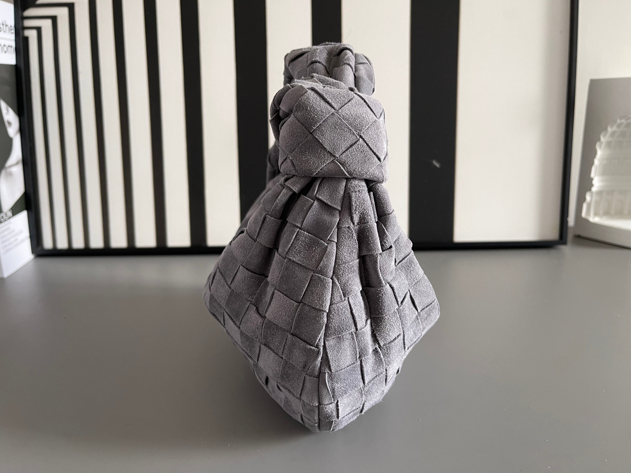 Bottega Veneta Bv's new early spring series Mini Jodie The new method is to round the corners on the original basis, and knot the classic woven l