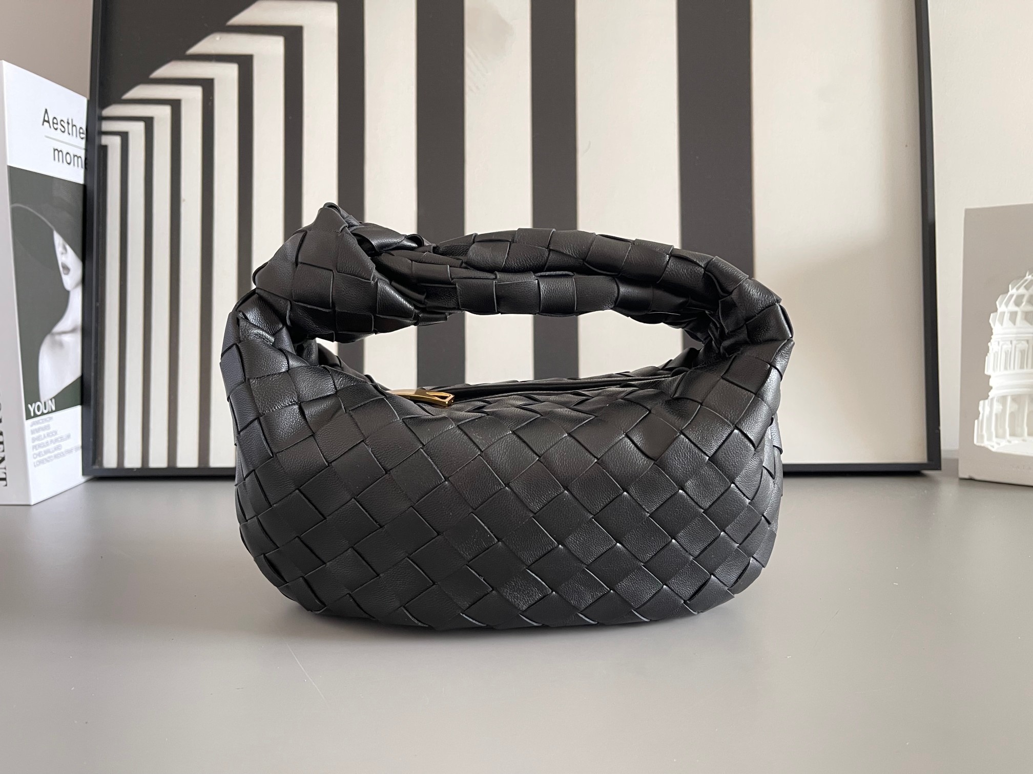 Bottega Veneta BV早春系列新品Mini Jodie 新做法是原有的基础上圆化边角 以 编织皮革打结圆形hobo包
