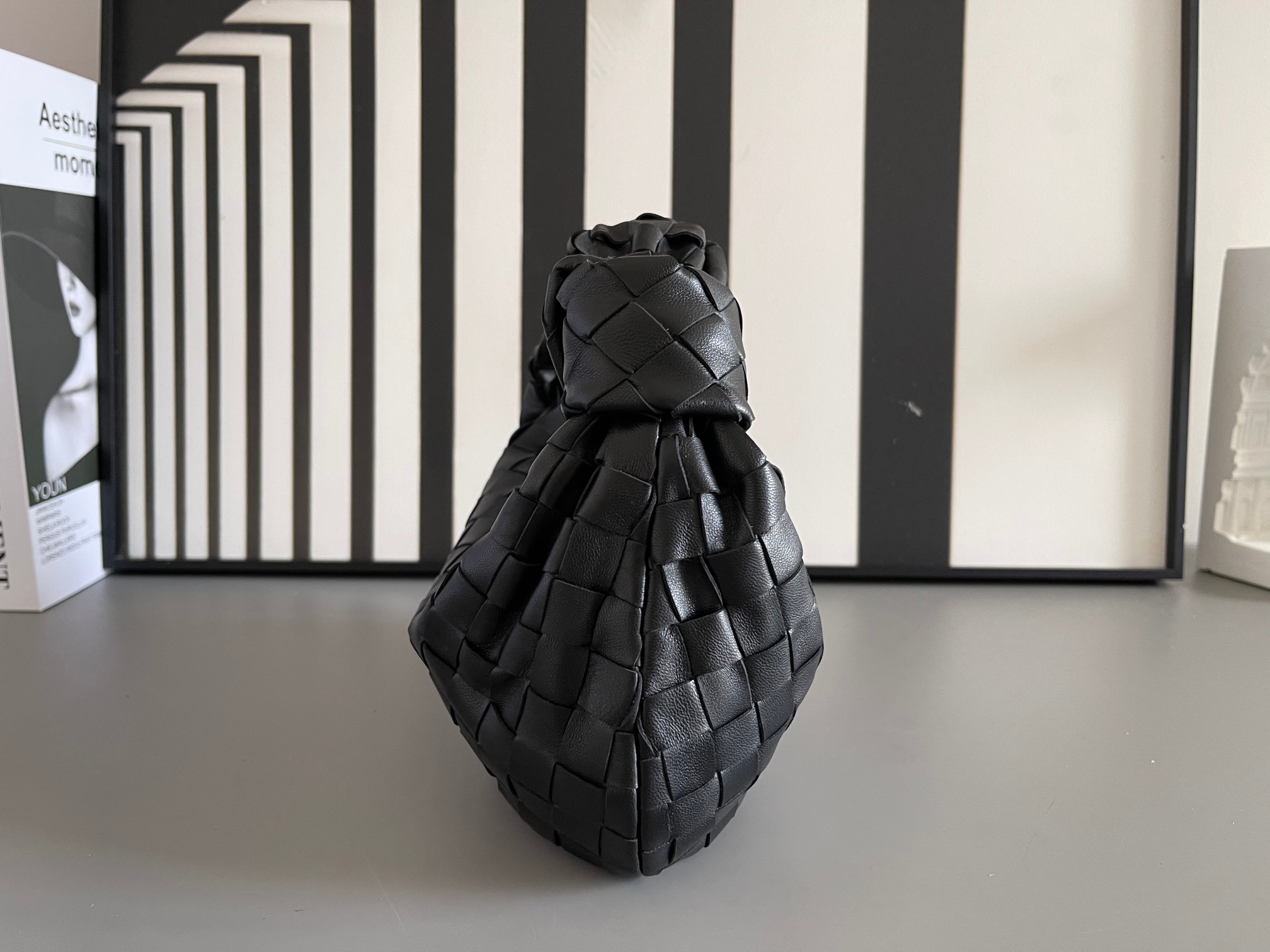 Bottega Veneta Bv's new early spring series Mini Jodie The new method is to round the corners on the original basis, and knot the classic woven l