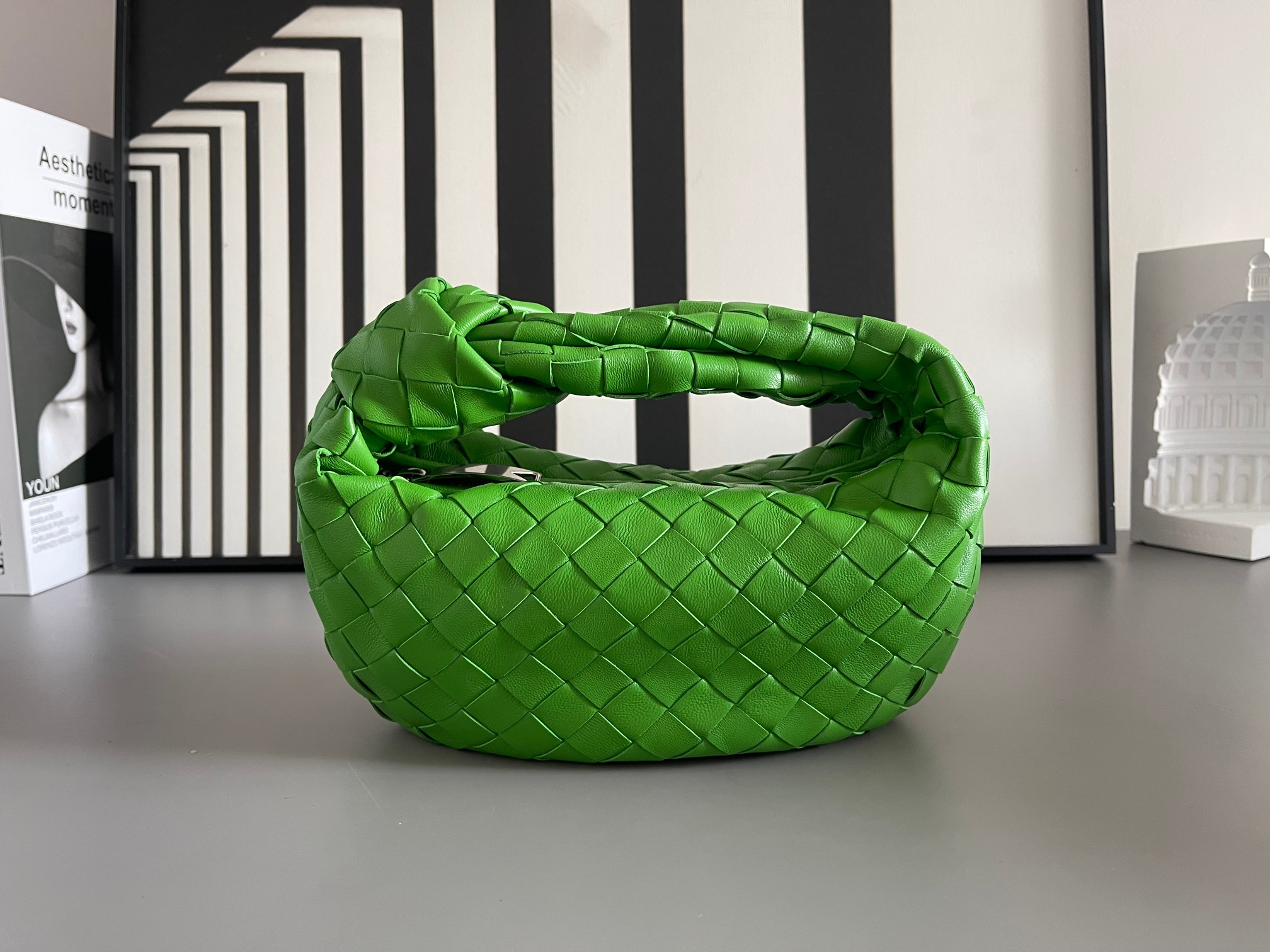 Bottega Veneta BV早春系列新品Mini Jodie 新做法是原有的基础上圆化边角 以 编织皮革打结圆形hobo包