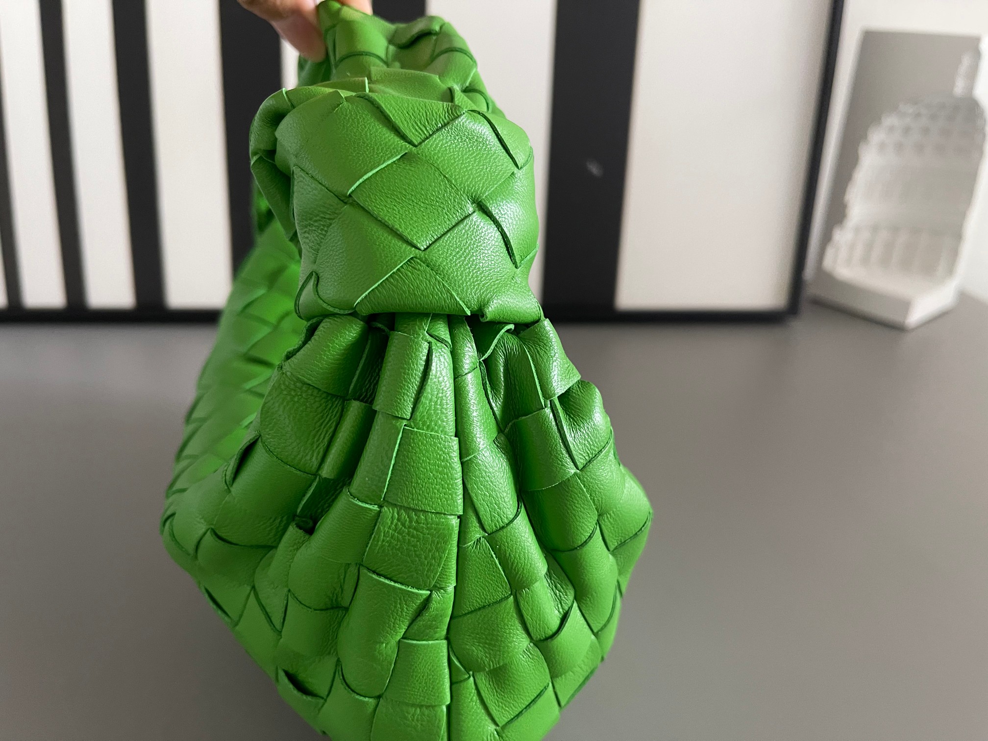 Bottega Veneta Bv's new early spring series Mini Jodie The new method is to round the corners on the original basis, and knot the classic woven l