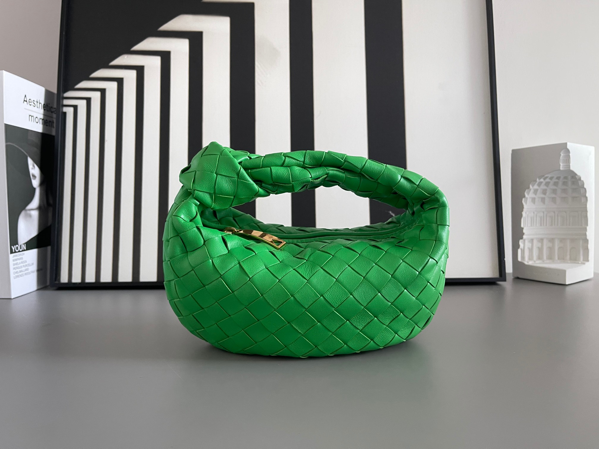Bottega Veneta BV早春系列新品Mini Jodie 新做法是原有的基础上圆化边角 以 编织皮革打结圆形hobo包