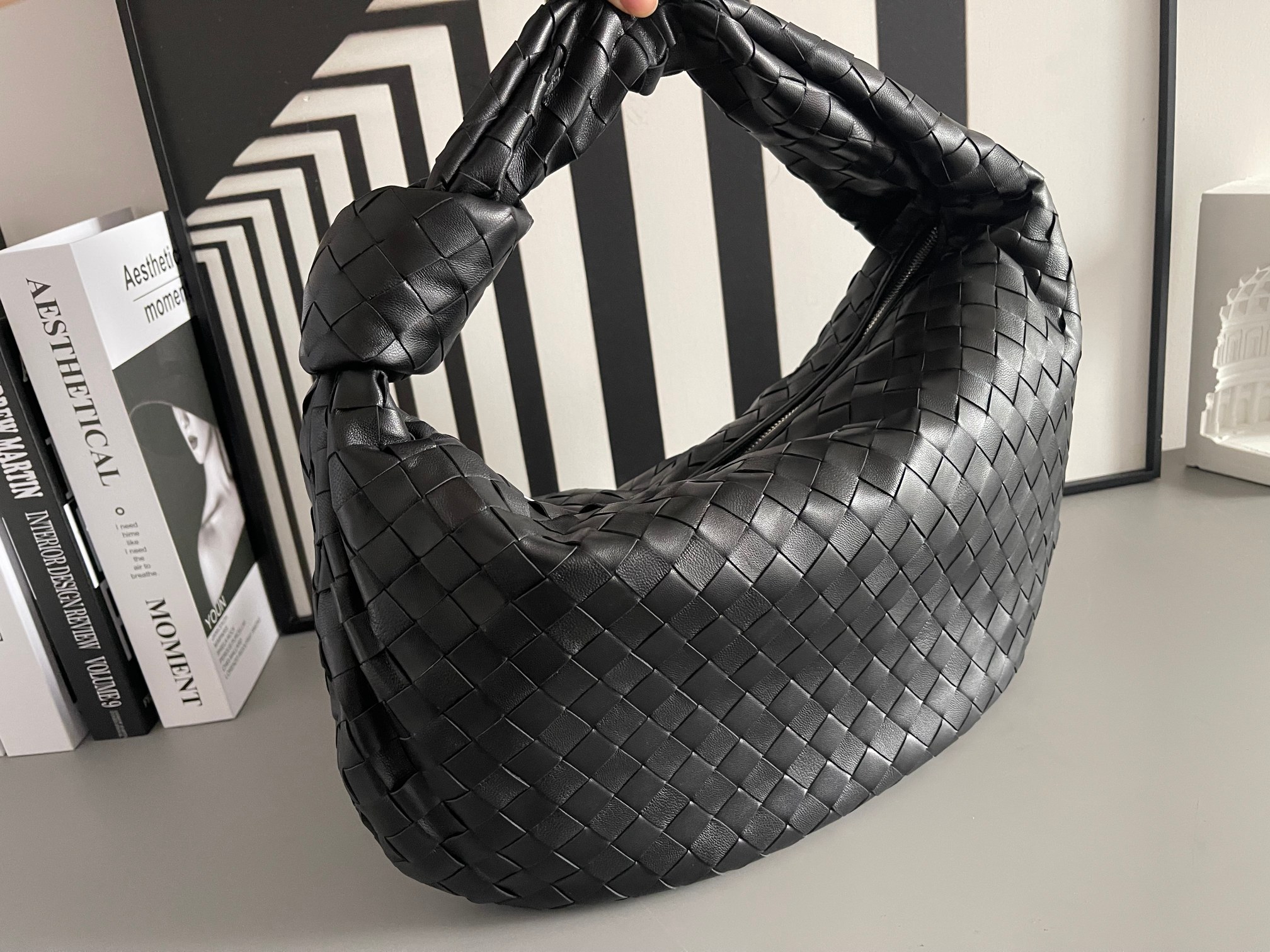 Bottega Veneta 大号Arco手袋 早春新品#、性冷淡风格 有范 充盈活力、恣意洒脱