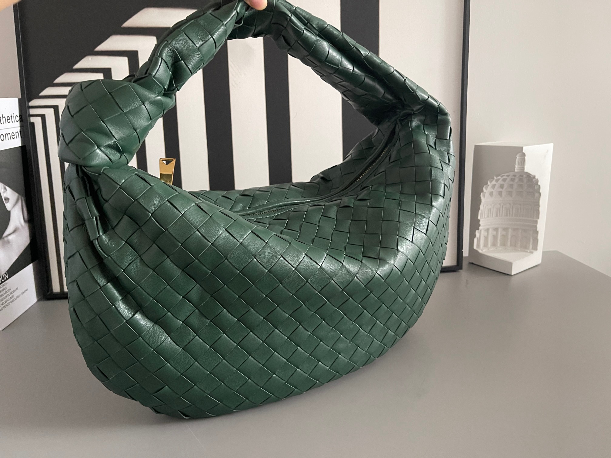 Bottega Veneta 大号Arco手袋 早春新品#、性冷淡风格 有范 充盈活力、恣意洒脱