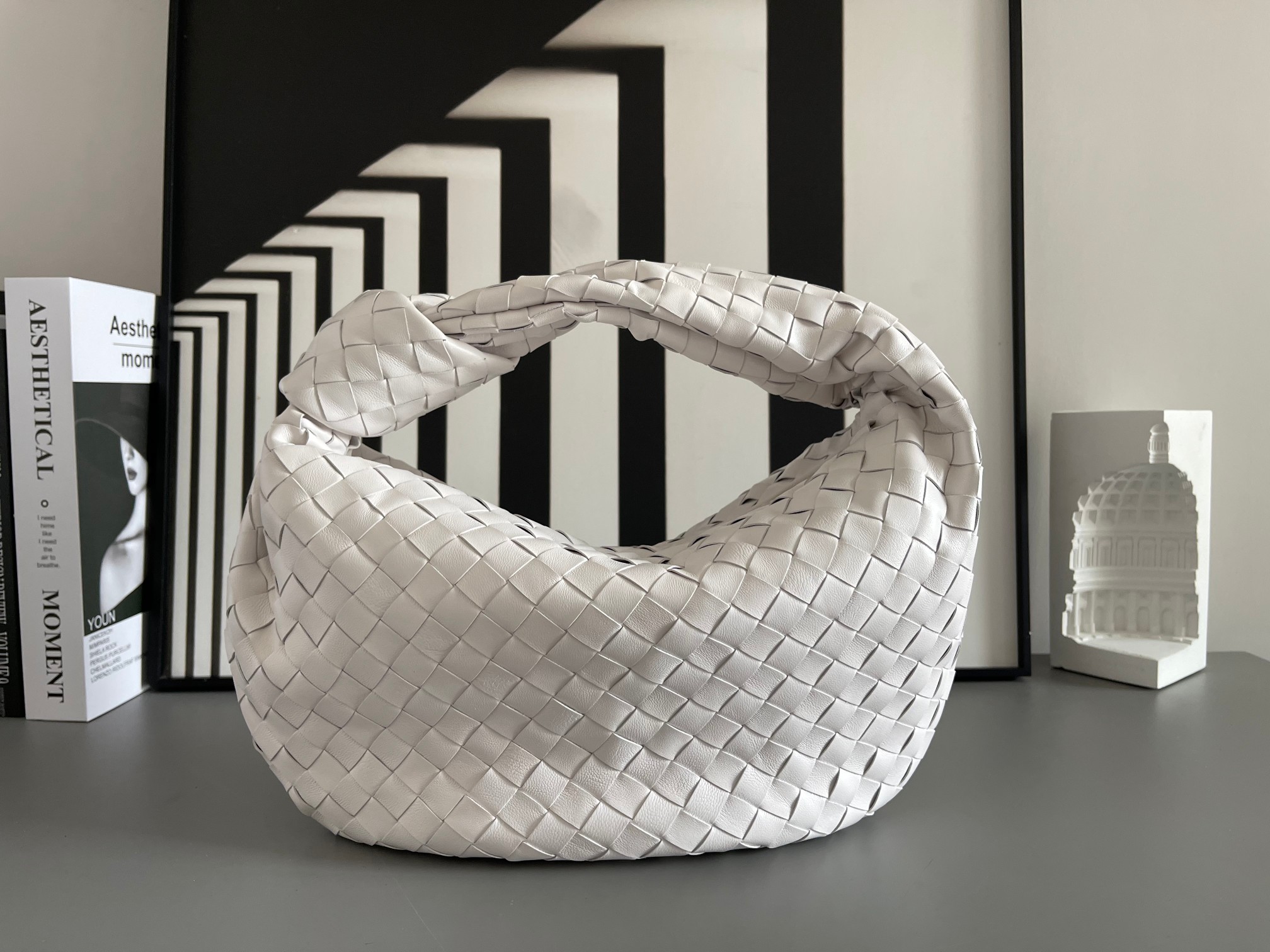 Bottega Veneta 中号BV 葆蝶家2023早春新品女士中号JODIE手袋BV包 新做法是原有的基础上圆化边角