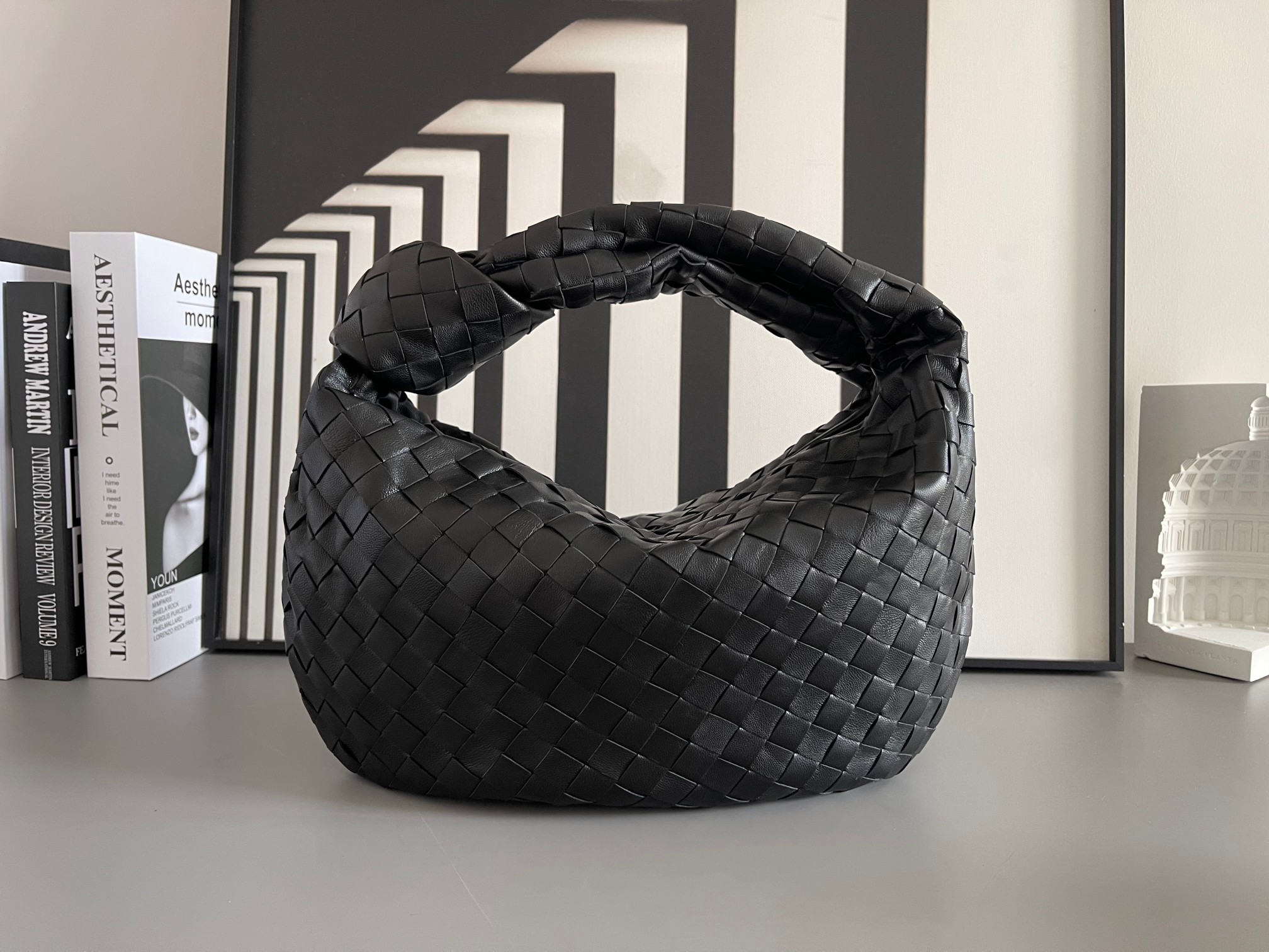 Bottega Veneta 中号BV 葆蝶家2023早春新品女士中号JODIE手袋BV包 新做法是原有的基础上圆化边角