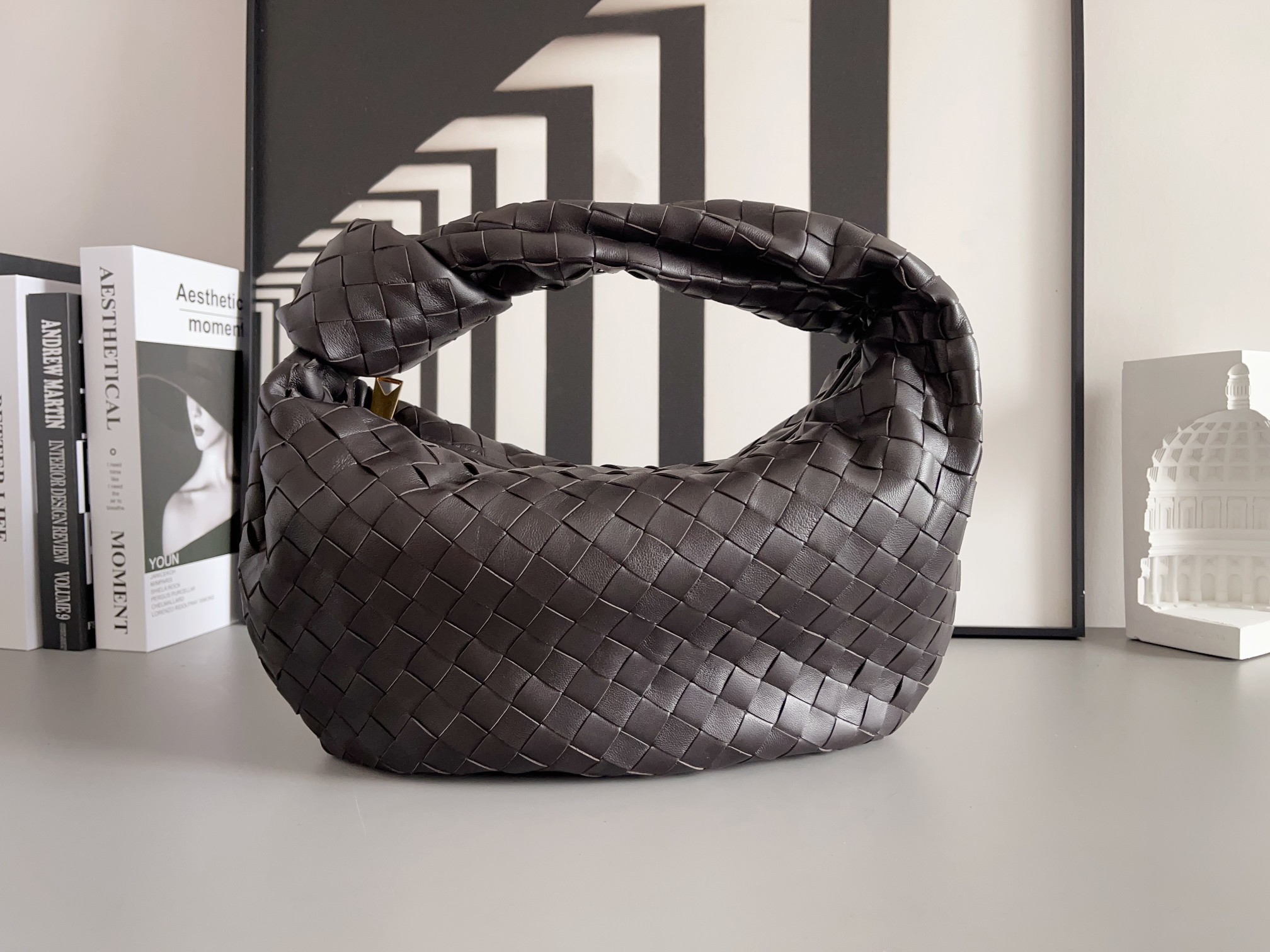 Bottega Veneta 中号BV 葆蝶家2023早春新品女士中号JODIE手袋BV包 新做法是原有的基础上圆化边角