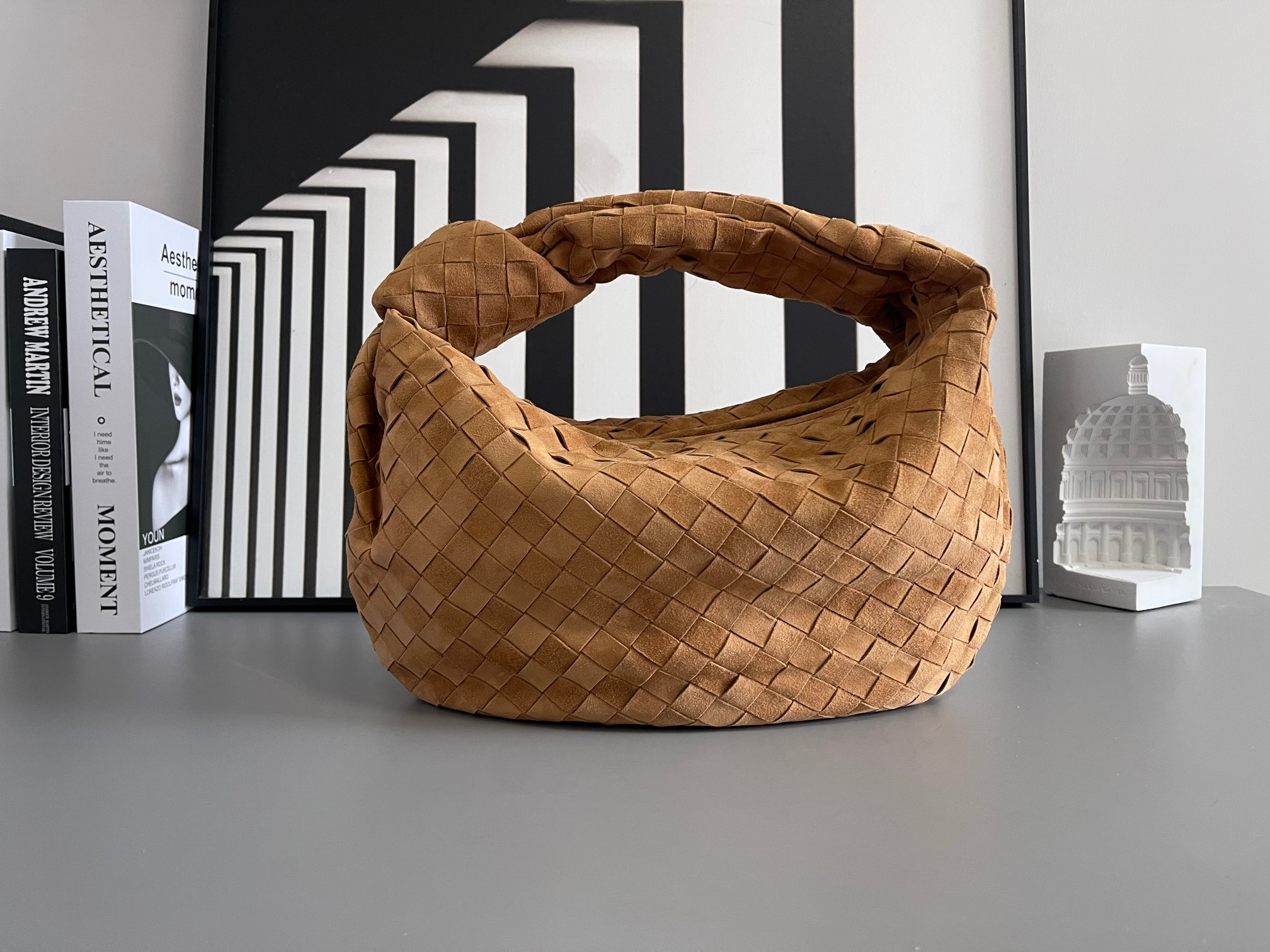 Bottega Veneta 中号BV 葆蝶家2023早春新品女士中号JODIE手袋BV包 新做法是原有的基础上圆化边角