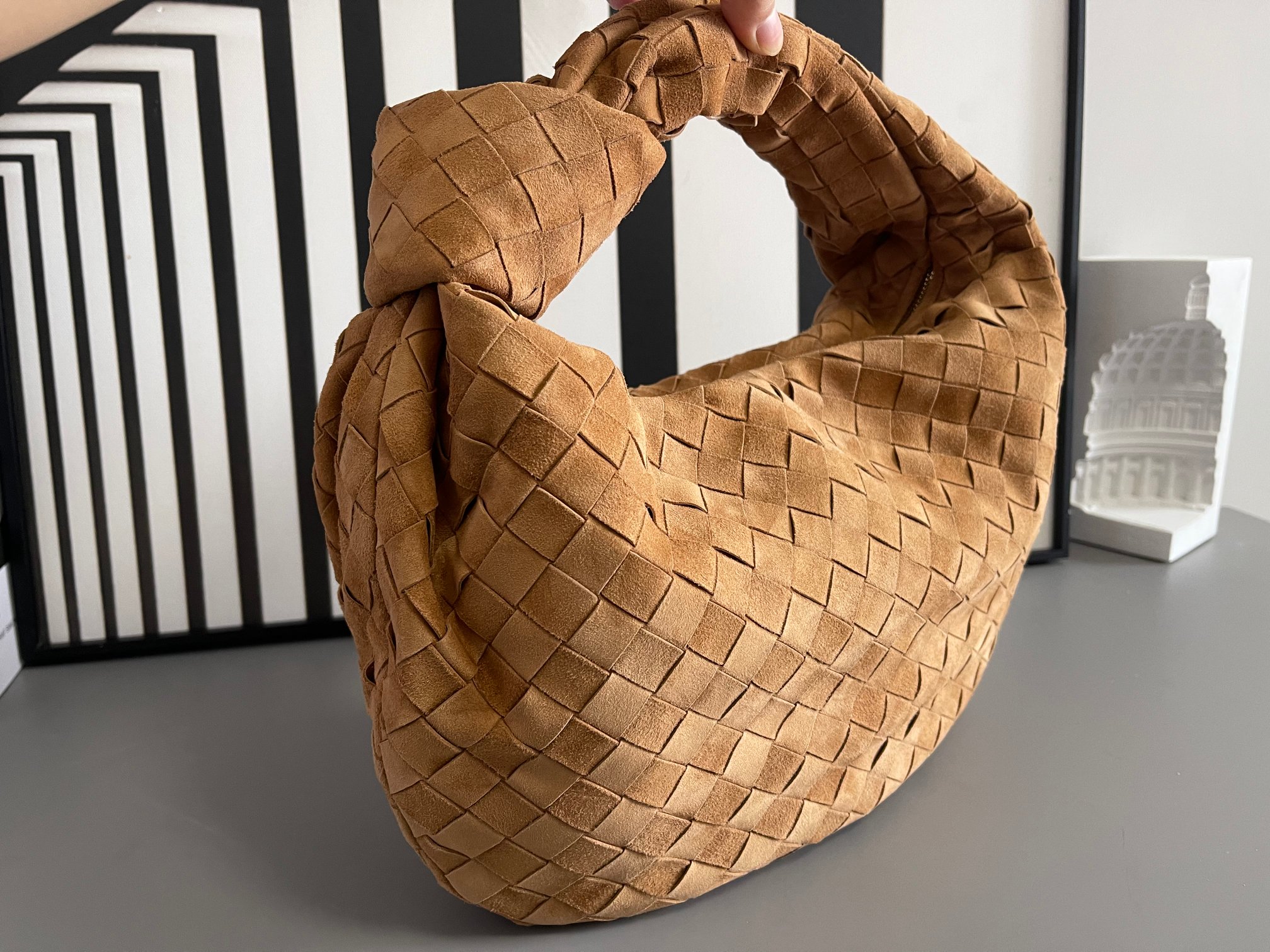 Bottega Veneta 中号BV 葆蝶家2023早春新品女士中号JODIE手袋BV包 新做法是原有的基础上圆化边角