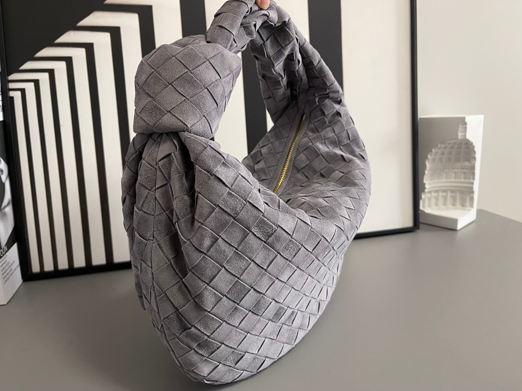 Bottega Veneta 中号BV 葆蝶家2023早春新品女士中号JODIE手袋BV包 新做法是原有的基础上圆化边角