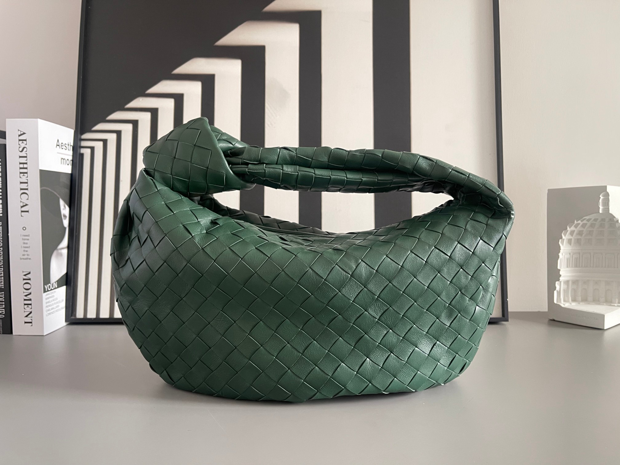Bottega Veneta 中号BV 葆蝶家2023早春新品女士中号JODIE手袋BV包 新做法是原有的基础上圆化边角
