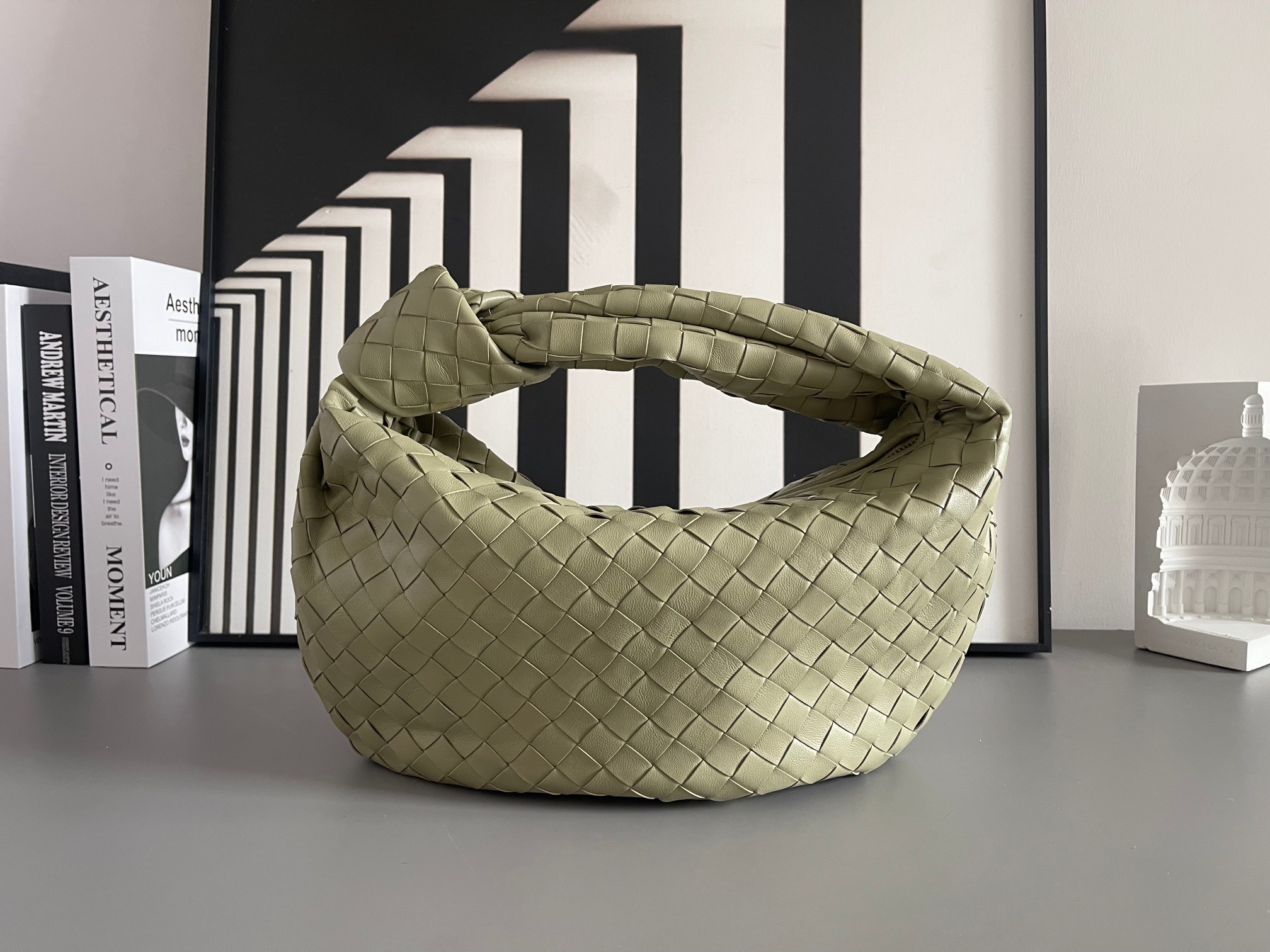 Bottega Veneta 中号BV 葆蝶家2023早春新品女士中号JODIE手袋BV包 新做法是原有的基础上圆化边角