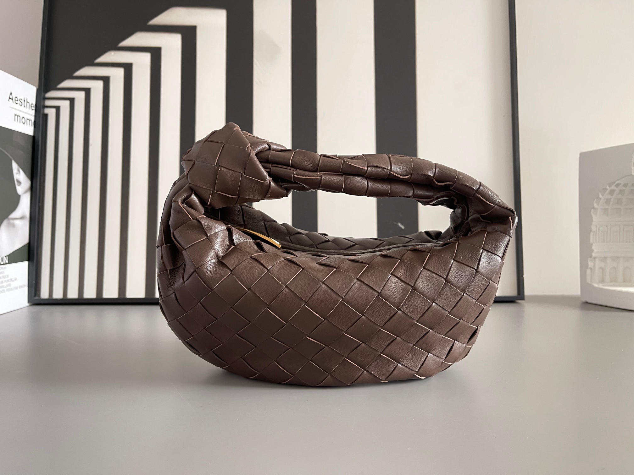 Bottega Veneta BV早春系列新品Mini Jodie 新做法是原有的基础上圆化边角 以 编织皮革打结圆形hobo包