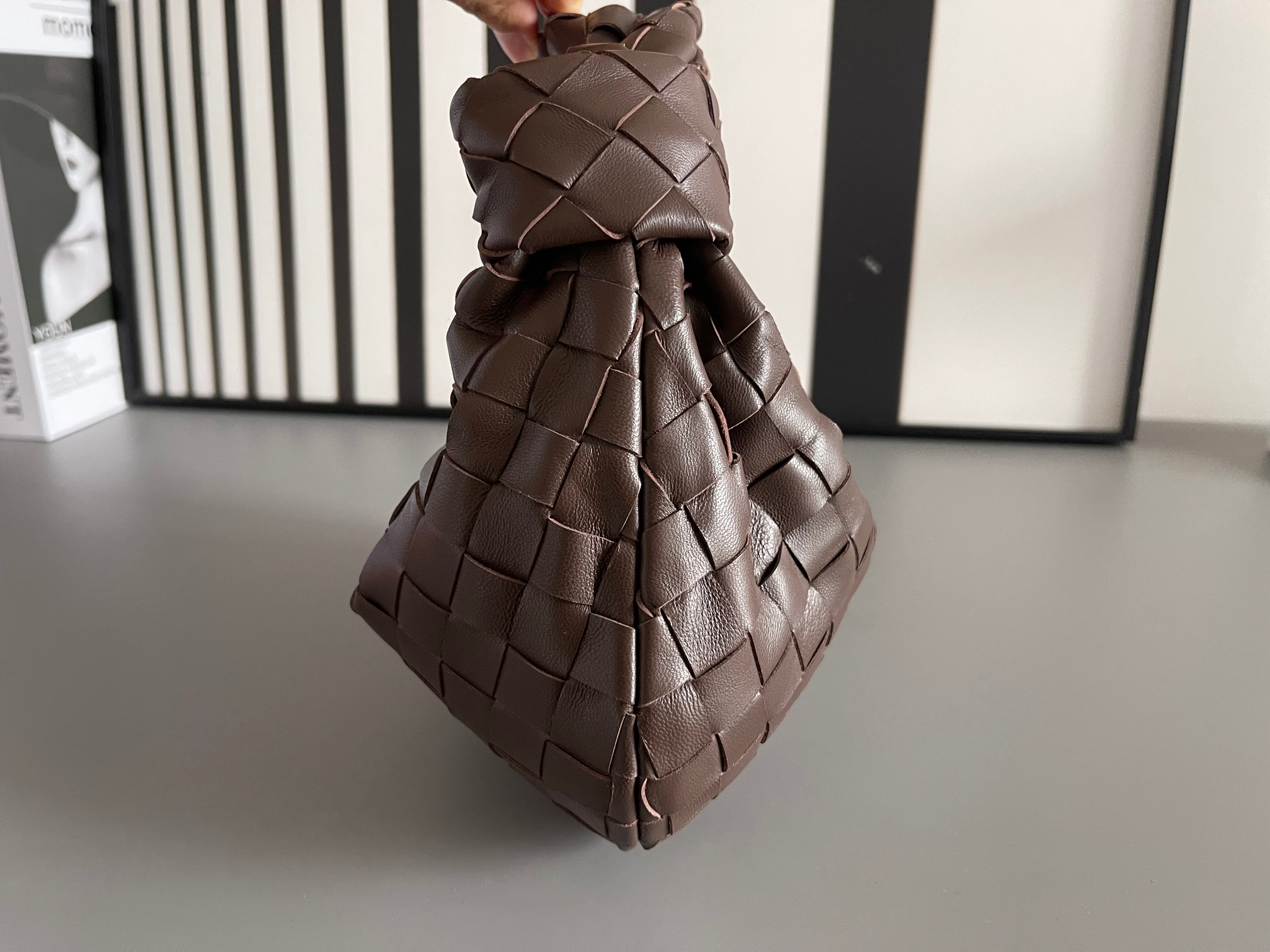 Bottega Veneta Bv's new early spring series Mini Jodie The new method is to round the corners on the original basis, and knot the classic woven l