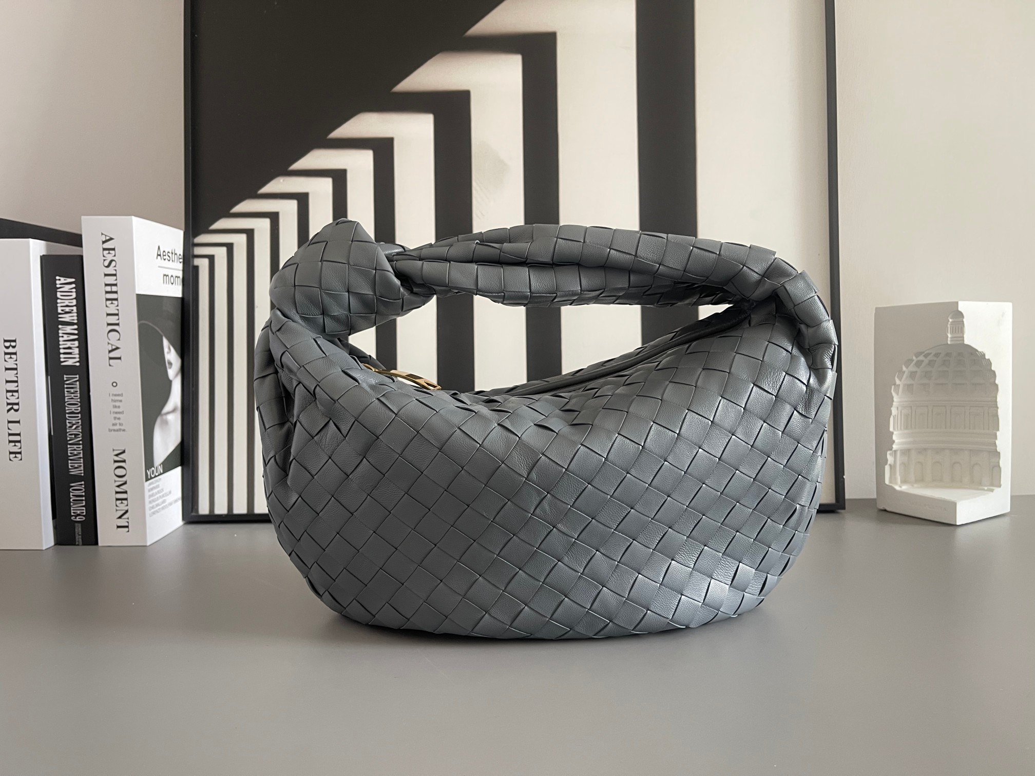 Bottega Veneta 中号BV 葆蝶家2023早春新品女士中号JODIE手袋BV包 新做法是原有的基础上圆化边角