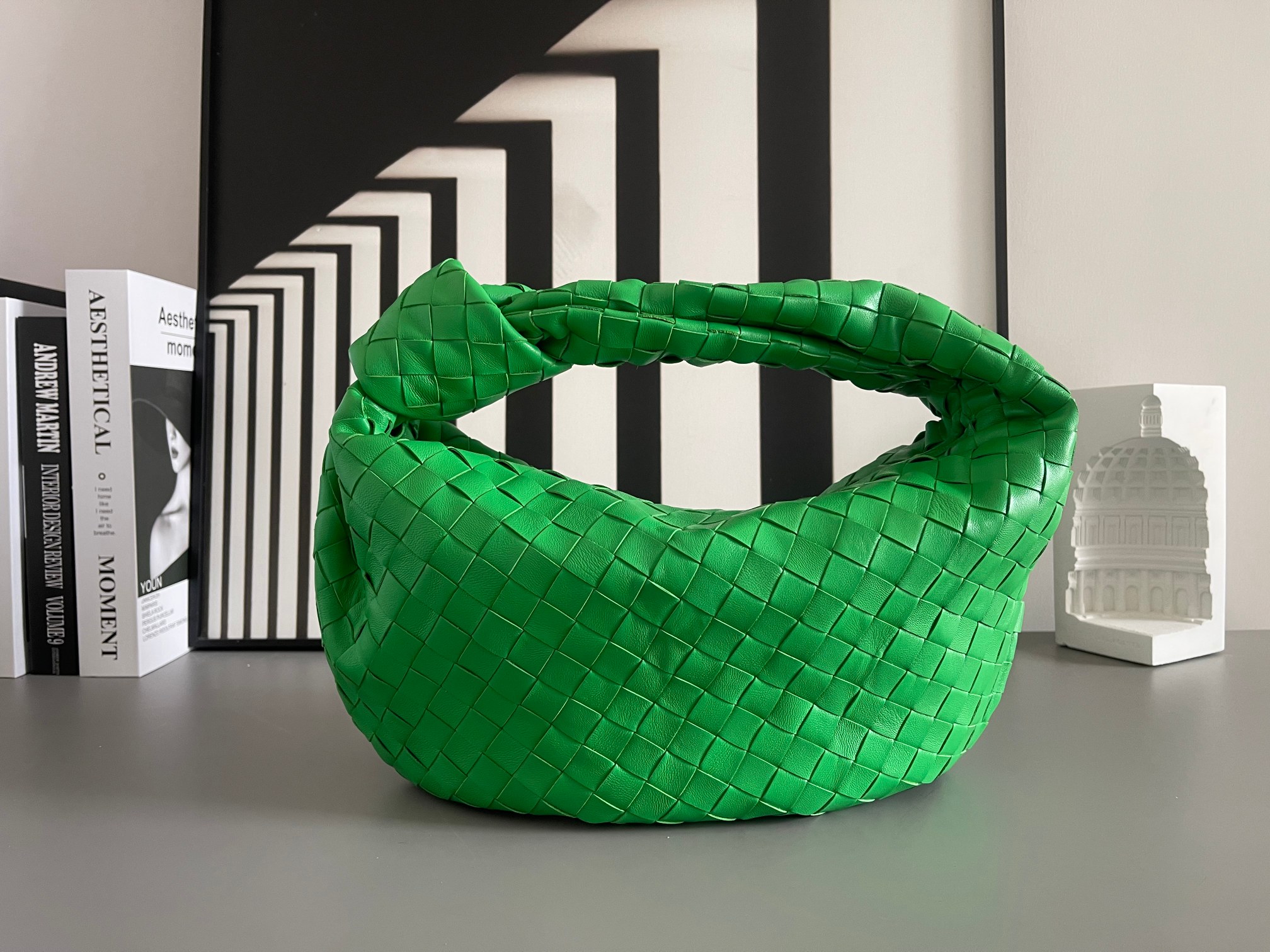 Bottega Veneta 中号BV 葆蝶家2023早春新品女士中号JODIE手袋BV包 新做法是原有的基础上圆化边角