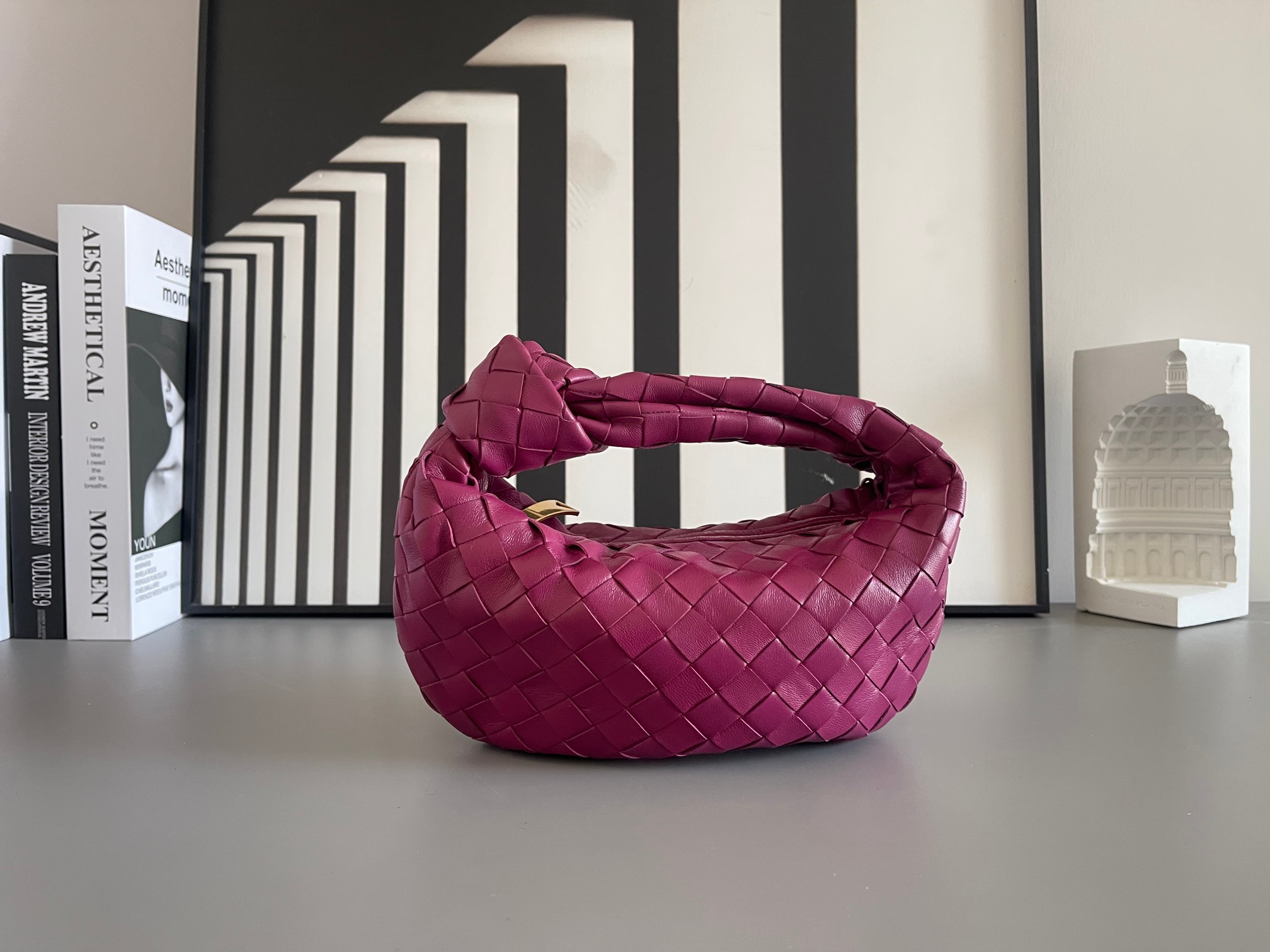 Bottega Veneta BV早春系列新品Mini Jodie 新做法是原有的基础上圆化边角 以 编织皮革打结圆形hobo包