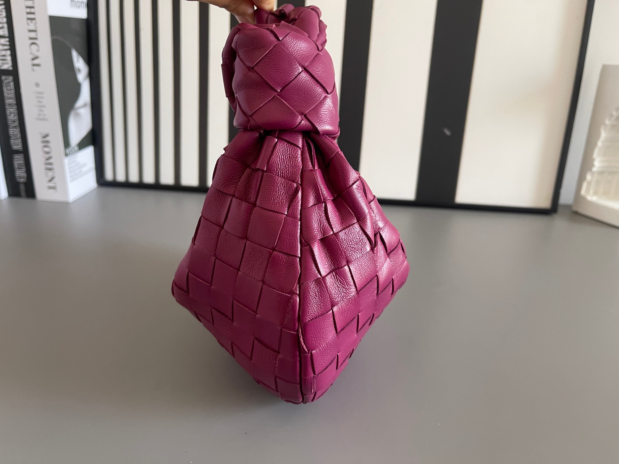 Bottega Veneta Bv's new early spring series Mini Jodie The new method is to round the corners on the original basis, and knot the classic woven l