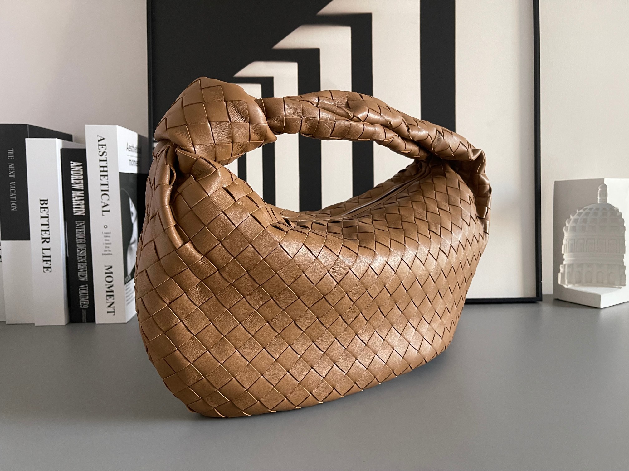 Bottega Veneta 大号Arco手袋 早春新品#、性冷淡风格 有范 充盈活力、恣意洒脱