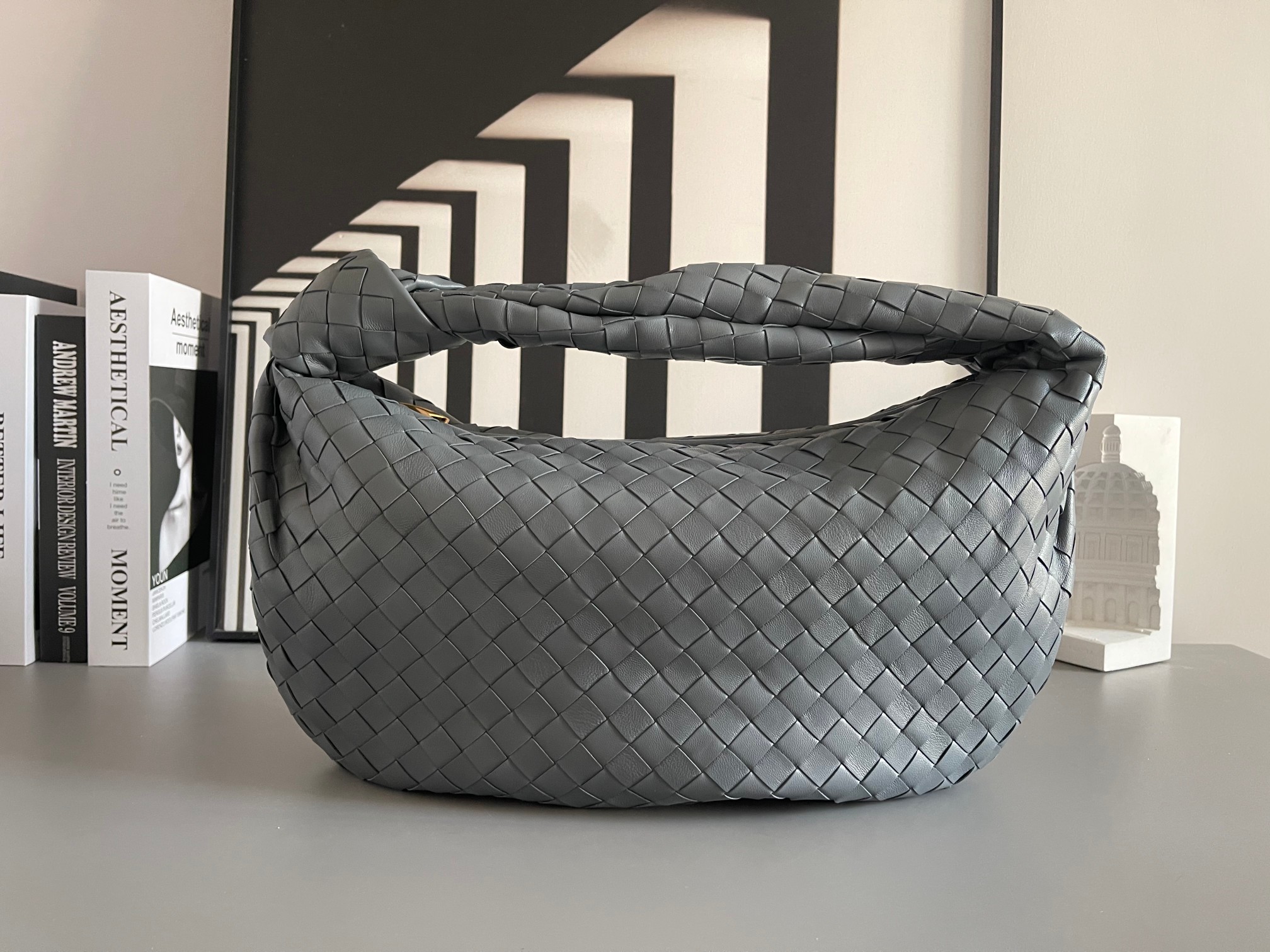 Bottega Veneta 大号Arco手袋 早春新品#、性冷淡风格 有范 充盈活力、恣意洒脱