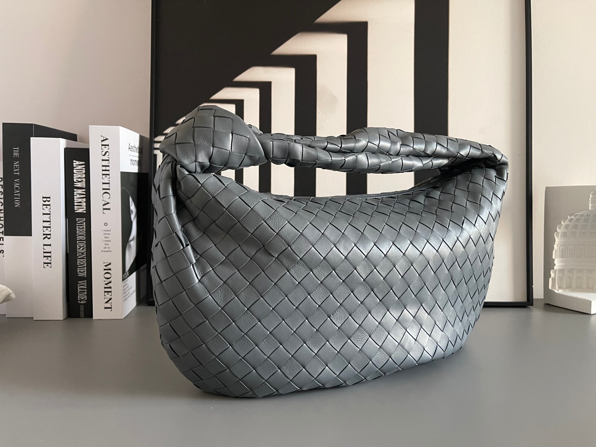Bottega Veneta 大号Arco手袋 早春新品#、性冷淡风格 有范 充盈活力、恣意洒脱