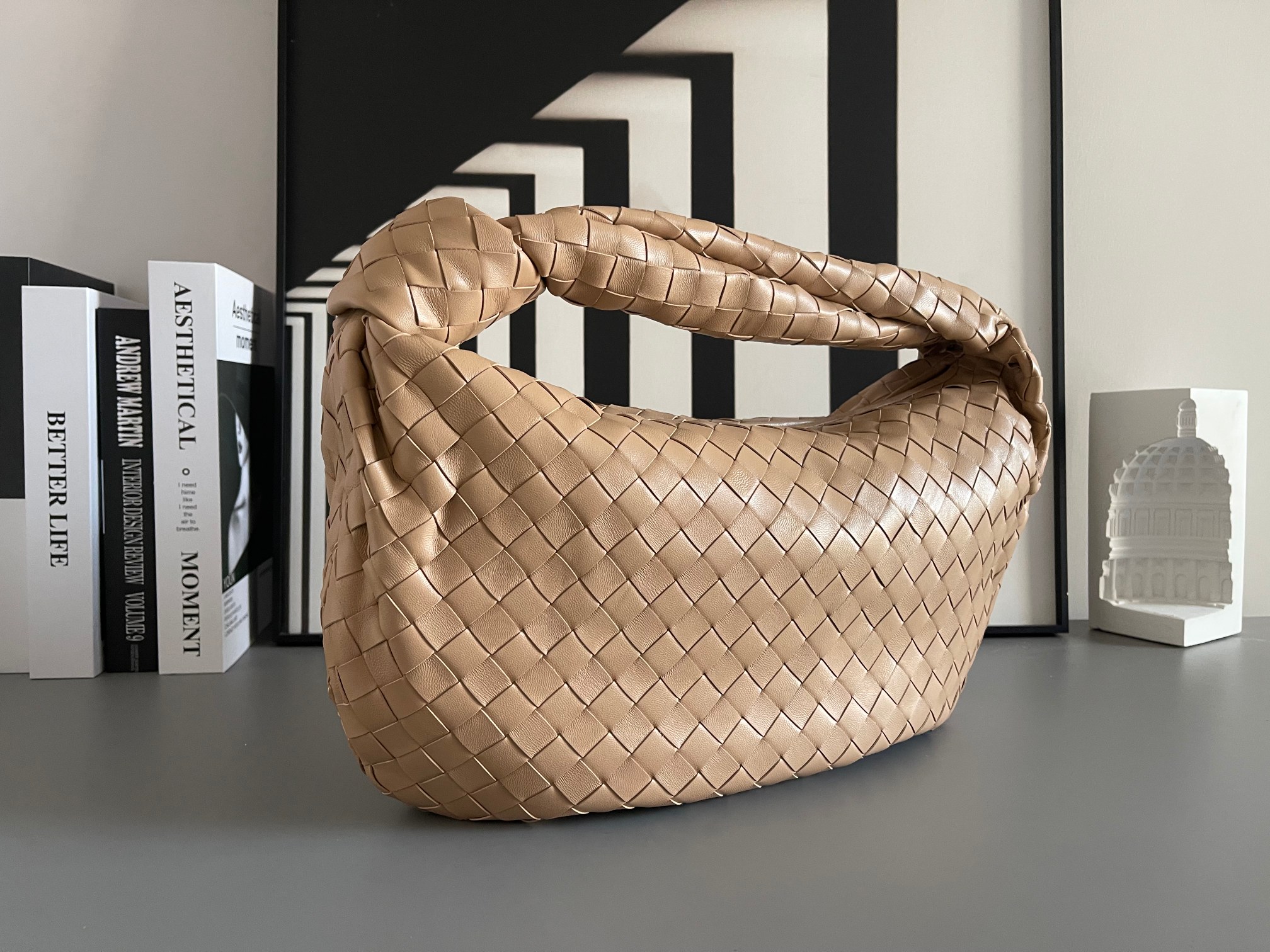 Bottega Veneta 大号Arco手袋 早春新品#、性冷淡风格 有范 充盈活力、恣意洒脱