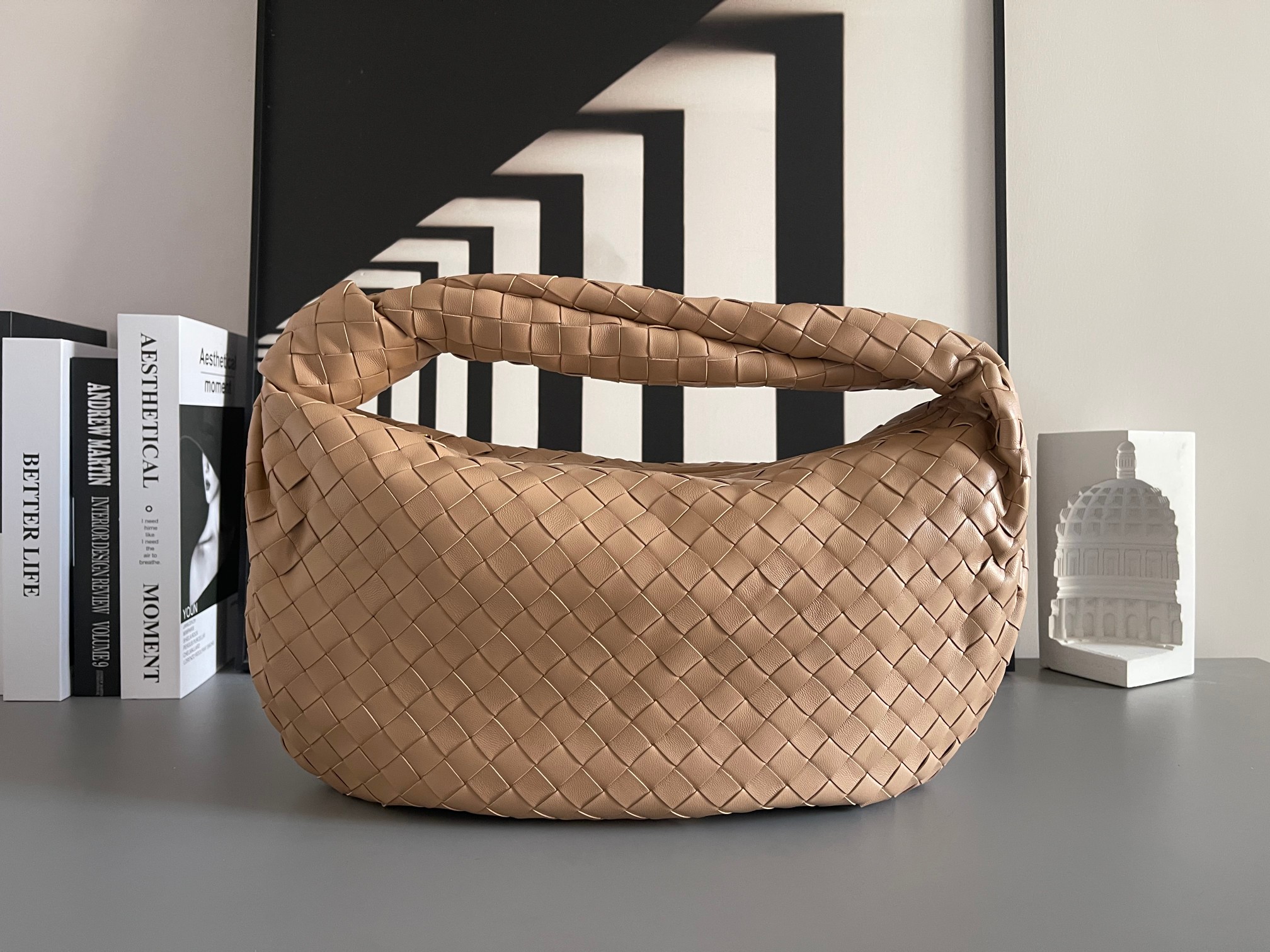 Bottega Veneta 大号Arco手袋 早春新品#、性冷淡风格 有范 充盈活力、恣意洒脱
