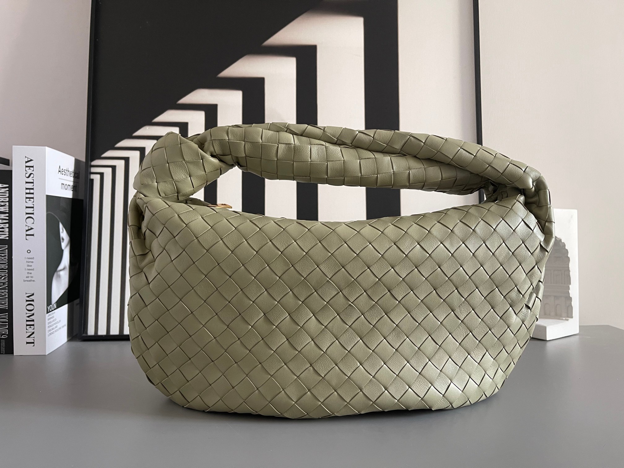 Bottega Veneta 大号Arco手袋 早春新品#、性冷淡风格 有范 充盈活力、恣意洒脱